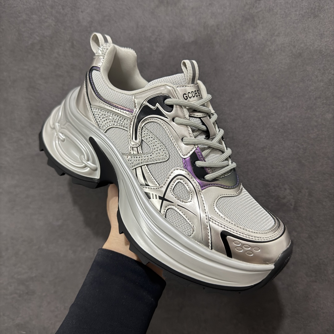 图片[3]-【公司级】GG-CC 2025新款厚底增高休闲运动老爹鞋系列 #广东大厂出品 7CM厚底增高 星河粒子 银白粉色 银角大王 完美细节 25ss春季新款厚底增高 大长腿 时髦look轻松定格 不费力展现率性氛围 高档银盒 酷帅机能风不规则设计大底 拼色造型设计 轻便舒适百搭 GGCC银白配色好温柔 三层组合月牙底 柔软有弹性的月牙底和增加舒适度显腿长的7cm增高 长时间走路和站立都不累脚舒适度和少女感 厚底增高 不管怎么搭都好看~ 尺码： 35 36 37 38 39 40-选品中心