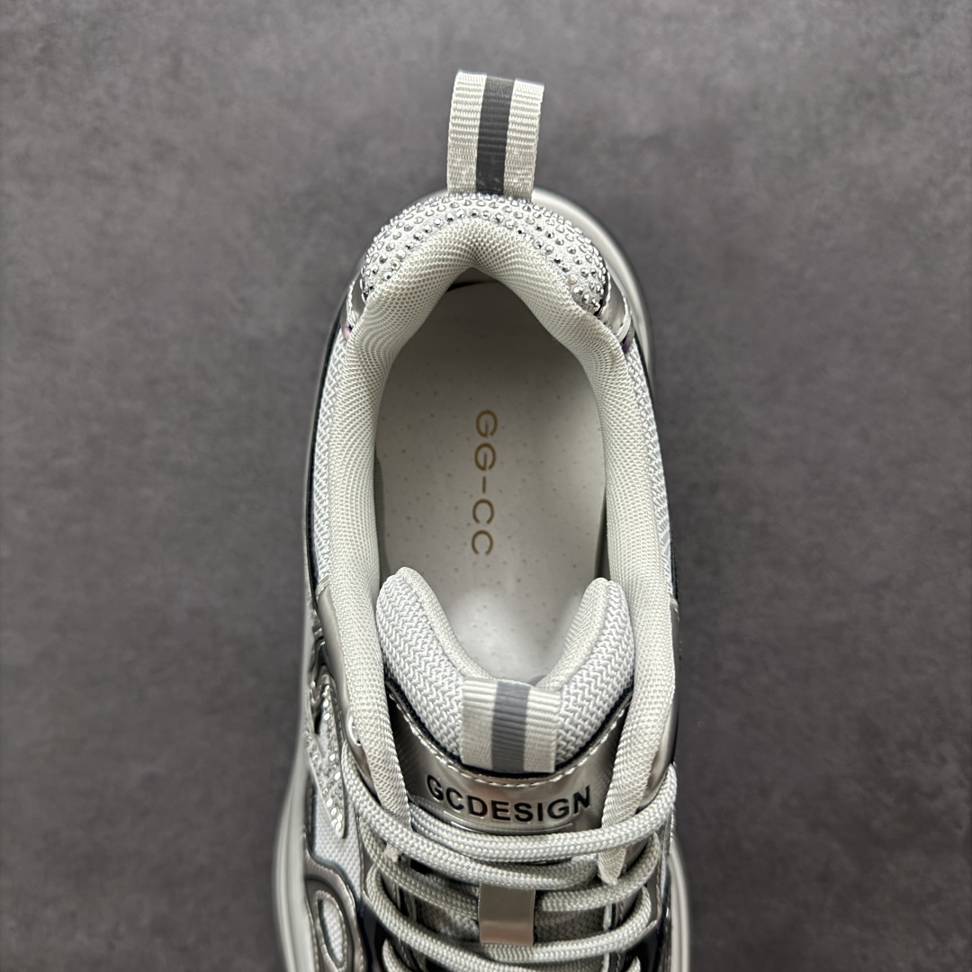 图片[7]-【公司级】GG-CC 2025新款厚底增高休闲运动老爹鞋系列 #广东大厂出品 7CM厚底增高 星河粒子 银白粉色 银角大王 完美细节 25ss春季新款厚底增高 大长腿 时髦look轻松定格 不费力展现率性氛围 高档银盒 酷帅机能风不规则设计大底 拼色造型设计 轻便舒适百搭 GGCC银白配色好温柔 三层组合月牙底 柔软有弹性的月牙底和增加舒适度显腿长的7cm增高 长时间走路和站立都不累脚舒适度和少女感 厚底增高 不管怎么搭都好看~ 尺码： 35 36 37 38 39 40-选品中心