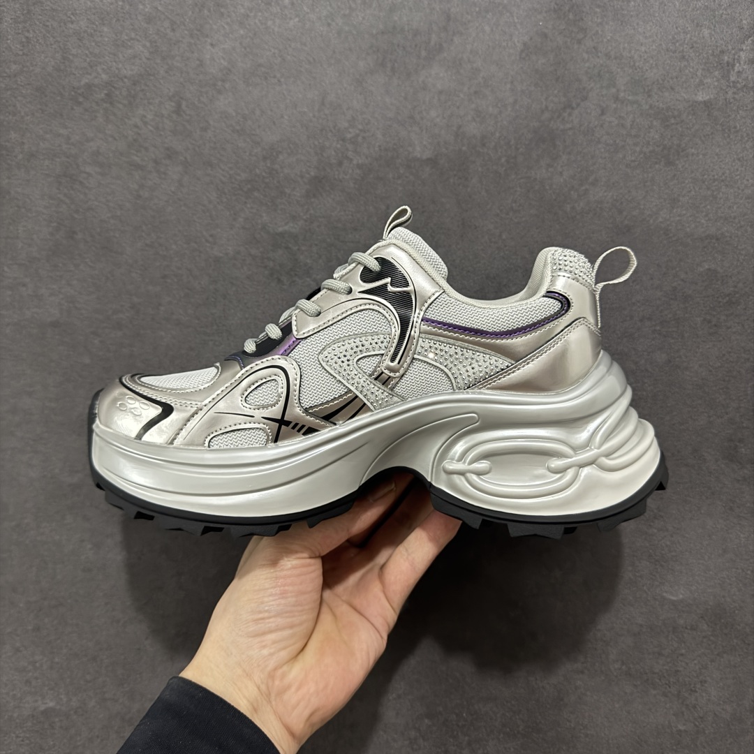 图片[2]-【公司级】GG-CC 2025新款厚底增高休闲运动老爹鞋系列 #广东大厂出品 7CM厚底增高 星河粒子 银白粉色 银角大王 完美细节 25ss春季新款厚底增高 大长腿 时髦look轻松定格 不费力展现率性氛围 高档银盒 酷帅机能风不规则设计大底 拼色造型设计 轻便舒适百搭 GGCC银白配色好温柔 三层组合月牙底 柔软有弹性的月牙底和增加舒适度显腿长的7cm增高 长时间走路和站立都不累脚舒适度和少女感 厚底增高 不管怎么搭都好看~ 尺码： 35 36 37 38 39 40-选品中心