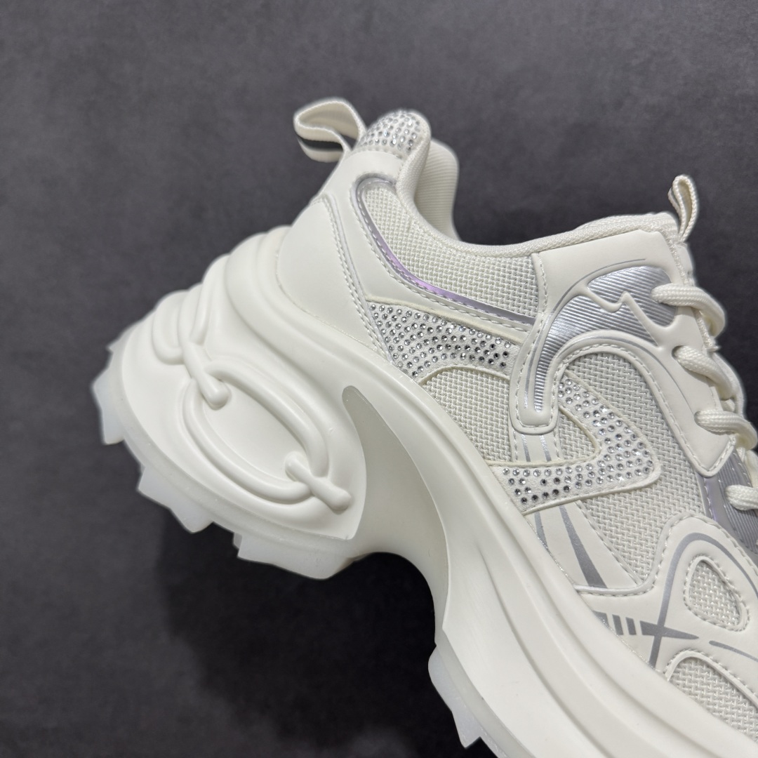 图片[6]-【公司级】GG-CC 2025新款厚底增高休闲运动老爹鞋系列 #广东大厂出品 7CM厚底增高 星河粒子 银白粉色 银角大王 完美细节 25ss春季新款厚底增高 大长腿 时髦look轻松定格 不费力展现率性氛围 高档银盒 酷帅机能风不规则设计大底 拼色造型设计 轻便舒适百搭 GGCC银白配色好温柔 三层组合月牙底 柔软有弹性的月牙底和增加舒适度显腿长的7cm增高 长时间走路和站立都不累脚舒适度和少女感 厚底增高 不管怎么搭都好看~ 尺码： 35 36 37 38 39 40-选品中心