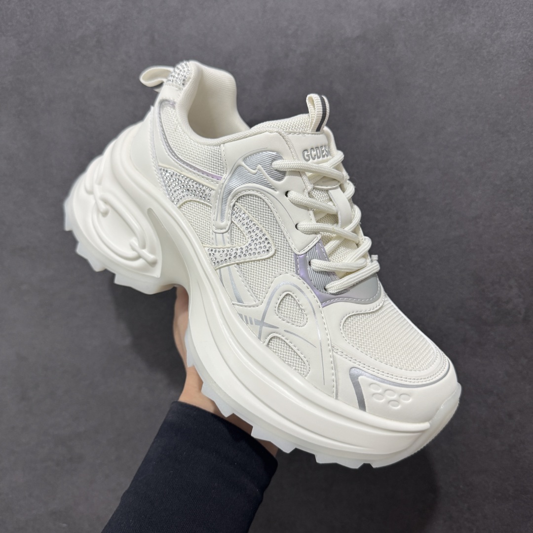 图片[3]-【公司级】GG-CC 2025新款厚底增高休闲运动老爹鞋系列 #广东大厂出品 7CM厚底增高 星河粒子 银白粉色 银角大王 完美细节 25ss春季新款厚底增高 大长腿 时髦look轻松定格 不费力展现率性氛围 高档银盒 酷帅机能风不规则设计大底 拼色造型设计 轻便舒适百搭 GGCC银白配色好温柔 三层组合月牙底 柔软有弹性的月牙底和增加舒适度显腿长的7cm增高 长时间走路和站立都不累脚舒适度和少女感 厚底增高 不管怎么搭都好看~ 尺码： 35 36 37 38 39 40-选品中心