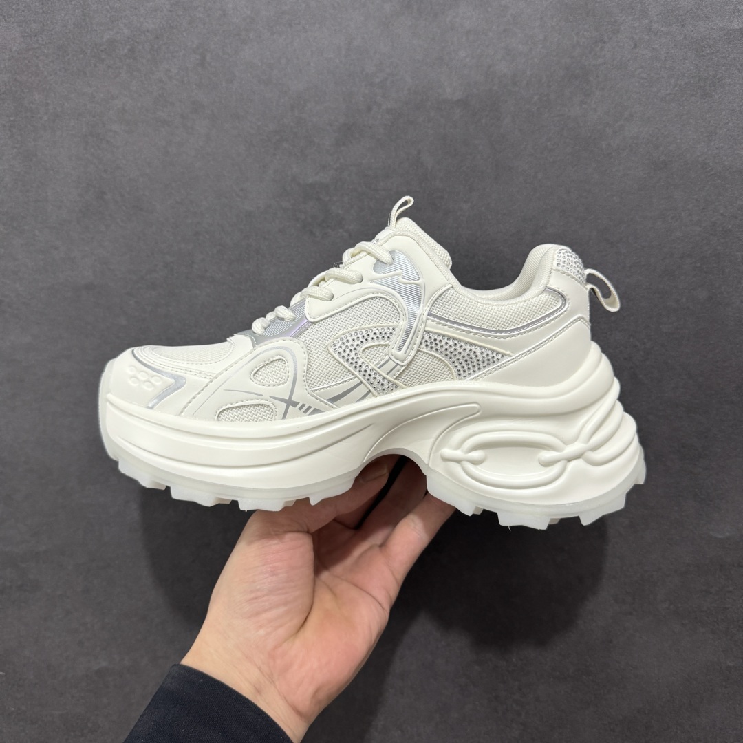 图片[2]-【公司级】GG-CC 2025新款厚底增高休闲运动老爹鞋系列 #广东大厂出品 7CM厚底增高 星河粒子 银白粉色 银角大王 完美细节 25ss春季新款厚底增高 大长腿 时髦look轻松定格 不费力展现率性氛围 高档银盒 酷帅机能风不规则设计大底 拼色造型设计 轻便舒适百搭 GGCC银白配色好温柔 三层组合月牙底 柔软有弹性的月牙底和增加舒适度显腿长的7cm增高 长时间走路和站立都不累脚舒适度和少女感 厚底增高 不管怎么搭都好看~ 尺码： 35 36 37 38 39 40-选品中心