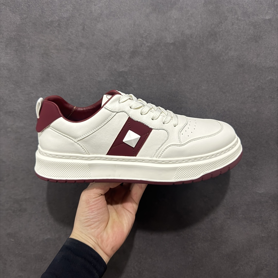 【广东纯原版本】Valentino 华伦天奴 Rockstud untitled 厚底休闲铆钉小白鞋 明星同款 软羊皮低帮运动板鞋 经典百搭款绗缝格纹打造瞩目朋克风格 考究皮质构塑和简洁轮廓 流畅的线条奠定酷感基调 装饰质感橡胶效果 侧面铆钉装饰 穿出了不一样的随性和时髦 阿那亚大秀可谓是刷爆了时尚圈 鞋面全油边 面料:定制牛皮+独家开模橡胶发泡大底 轻便防滑耐磨 脚感舒适 款式耐看做工精细 全套包装 尺码:39 40 41 42 43 44(皮鞋码)-选品中心