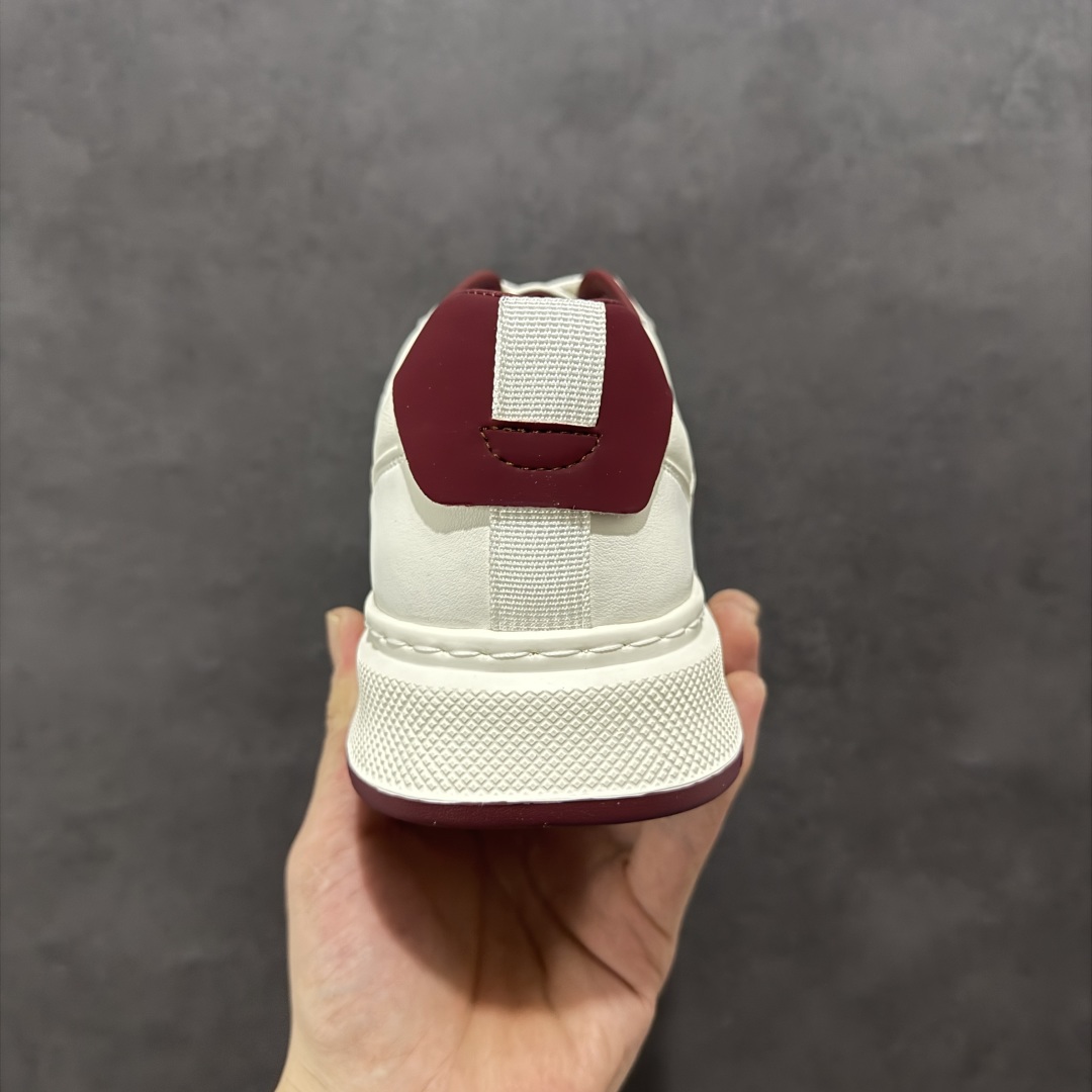 图片[4]-【广东纯原版本】Valentino 华伦天奴 Rockstud untitled 厚底休闲铆钉小白鞋 明星同款 软羊皮低帮运动板鞋 经典百搭款绗缝格纹打造瞩目朋克风格 考究皮质构塑和简洁轮廓 流畅的线条奠定酷感基调 装饰质感橡胶效果 侧面铆钉装饰 穿出了不一样的随性和时髦 阿那亚大秀可谓是刷爆了时尚圈 鞋面全油边 面料：定制牛皮+独家开模橡胶发泡大底 轻便防滑耐磨 脚感舒适 款式耐看做工精细 全套包装 尺码：39 40 41 42 43 44（皮鞋码）-选品中心