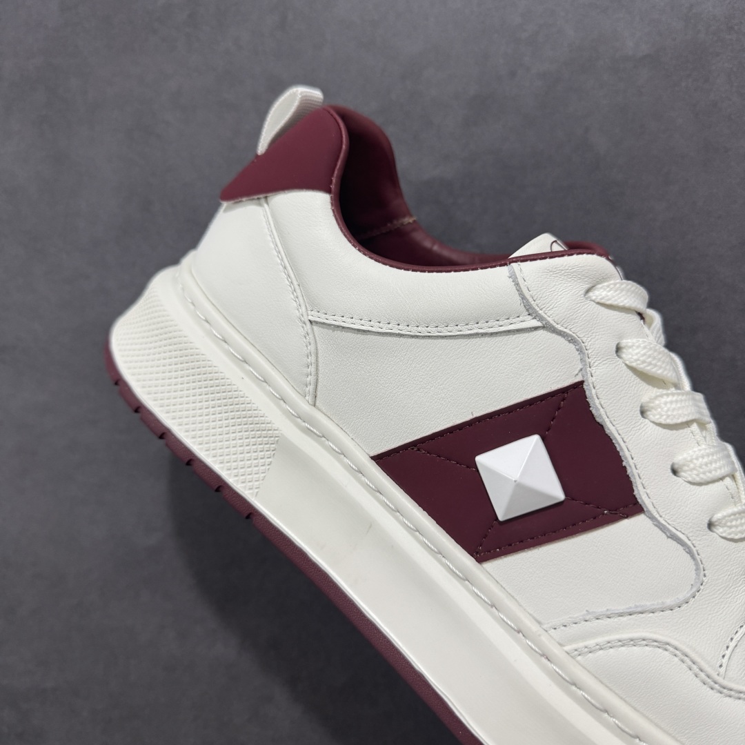 图片[6]-【广东纯原版本】Valentino 华伦天奴 Rockstud untitled 厚底休闲铆钉小白鞋 明星同款 软羊皮低帮运动板鞋 经典百搭款绗缝格纹打造瞩目朋克风格 考究皮质构塑和简洁轮廓 流畅的线条奠定酷感基调 装饰质感橡胶效果 侧面铆钉装饰 穿出了不一样的随性和时髦 阿那亚大秀可谓是刷爆了时尚圈 鞋面全油边 面料：定制牛皮+独家开模橡胶发泡大底 轻便防滑耐磨 脚感舒适 款式耐看做工精细 全套包装 尺码：39 40 41 42 43 44（皮鞋码）-选品中心