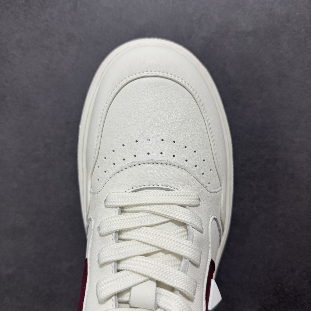 图片[8]-【广东纯原版本】Valentino 华伦天奴 Rockstud untitled 厚底休闲铆钉小白鞋 明星同款 软羊皮低帮运动板鞋 经典百搭款绗缝格纹打造瞩目朋克风格 考究皮质构塑和简洁轮廓 流畅的线条奠定酷感基调 装饰质感橡胶效果 侧面铆钉装饰 穿出了不一样的随性和时髦 阿那亚大秀可谓是刷爆了时尚圈 鞋面全油边 面料：定制牛皮+独家开模橡胶发泡大底 轻便防滑耐磨 脚感舒适 款式耐看做工精细 全套包装 尺码：39 40 41 42 43 44（皮鞋码）-选品中心