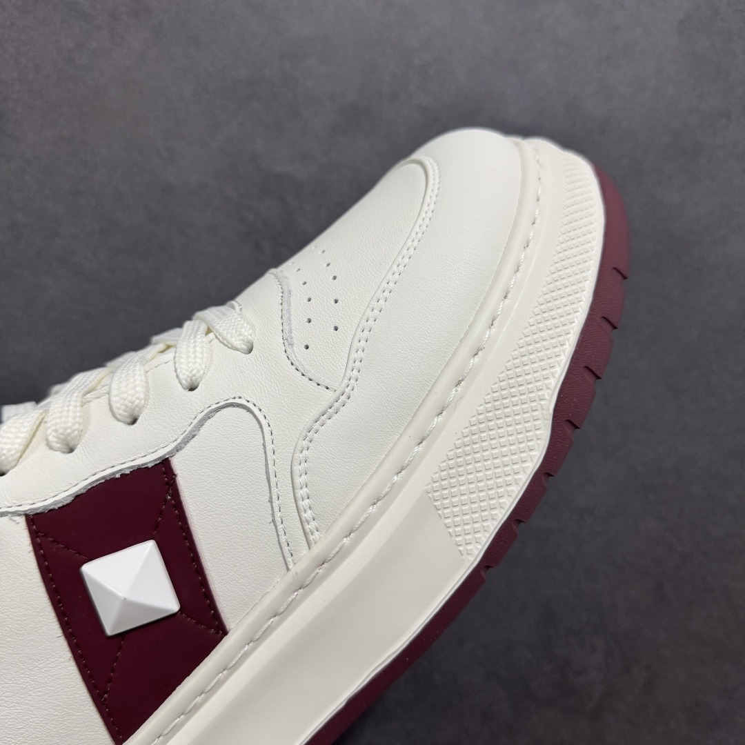 图片[5]-【广东纯原版本】Valentino 华伦天奴 Rockstud untitled 厚底休闲铆钉小白鞋 明星同款 软羊皮低帮运动板鞋 经典百搭款绗缝格纹打造瞩目朋克风格 考究皮质构塑和简洁轮廓 流畅的线条奠定酷感基调 装饰质感橡胶效果 侧面铆钉装饰 穿出了不一样的随性和时髦 阿那亚大秀可谓是刷爆了时尚圈 鞋面全油边 面料：定制牛皮+独家开模橡胶发泡大底 轻便防滑耐磨 脚感舒适 款式耐看做工精细 全套包装 尺码：39 40 41 42 43 44（皮鞋码）-选品中心