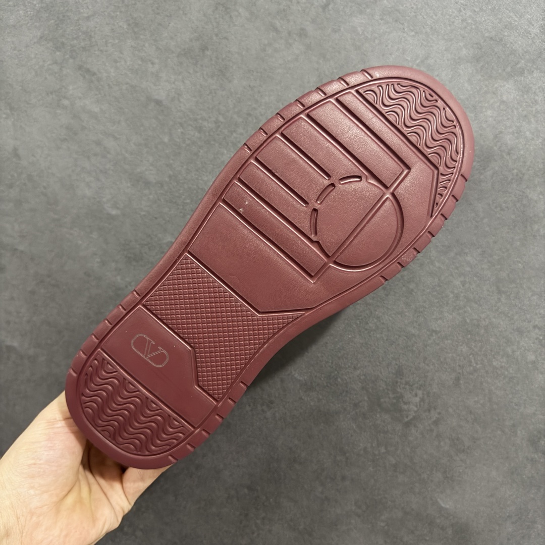 图片[9]-【广东纯原版本】Valentino 华伦天奴 Rockstud untitled 厚底休闲铆钉小白鞋 明星同款 软羊皮低帮运动板鞋 经典百搭款绗缝格纹打造瞩目朋克风格 考究皮质构塑和简洁轮廓 流畅的线条奠定酷感基调 装饰质感橡胶效果 侧面铆钉装饰 穿出了不一样的随性和时髦 阿那亚大秀可谓是刷爆了时尚圈 鞋面全油边 面料：定制牛皮+独家开模橡胶发泡大底 轻便防滑耐磨 脚感舒适 款式耐看做工精细 全套包装 尺码：39 40 41 42 43 44（皮鞋码）-选品中心