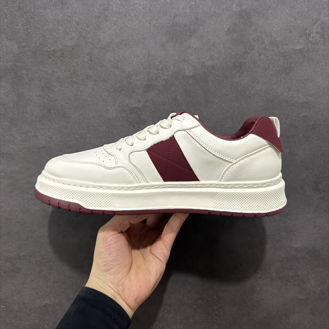 图片[2]-【广东纯原版本】Valentino 华伦天奴 Rockstud untitled 厚底休闲铆钉小白鞋 明星同款 软羊皮低帮运动板鞋 经典百搭款绗缝格纹打造瞩目朋克风格 考究皮质构塑和简洁轮廓 流畅的线条奠定酷感基调 装饰质感橡胶效果 侧面铆钉装饰 穿出了不一样的随性和时髦 阿那亚大秀可谓是刷爆了时尚圈 鞋面全油边 面料：定制牛皮+独家开模橡胶发泡大底 轻便防滑耐磨 脚感舒适 款式耐看做工精细 全套包装 尺码：39 40 41 42 43 44（皮鞋码）-选品中心