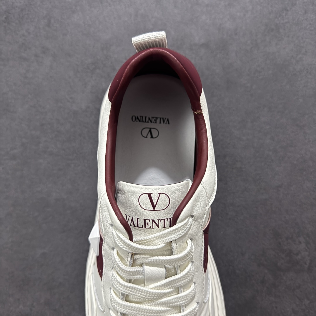 图片[7]-【广东纯原版本】Valentino 华伦天奴 Rockstud untitled 厚底休闲铆钉小白鞋 明星同款 软羊皮低帮运动板鞋 经典百搭款绗缝格纹打造瞩目朋克风格 考究皮质构塑和简洁轮廓 流畅的线条奠定酷感基调 装饰质感橡胶效果 侧面铆钉装饰 穿出了不一样的随性和时髦 阿那亚大秀可谓是刷爆了时尚圈 鞋面全油边 面料：定制牛皮+独家开模橡胶发泡大底 轻便防滑耐磨 脚感舒适 款式耐看做工精细 全套包装 尺码：39 40 41 42 43 44（皮鞋码）-选品中心