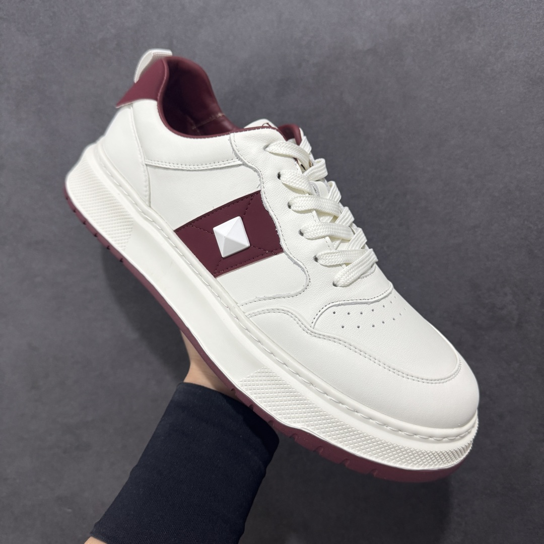 图片[3]-【广东纯原版本】Valentino 华伦天奴 Rockstud untitled 厚底休闲铆钉小白鞋 明星同款 软羊皮低帮运动板鞋 经典百搭款绗缝格纹打造瞩目朋克风格 考究皮质构塑和简洁轮廓 流畅的线条奠定酷感基调 装饰质感橡胶效果 侧面铆钉装饰 穿出了不一样的随性和时髦 阿那亚大秀可谓是刷爆了时尚圈 鞋面全油边 面料：定制牛皮+独家开模橡胶发泡大底 轻便防滑耐磨 脚感舒适 款式耐看做工精细 全套包装 尺码：39 40 41 42 43 44（皮鞋码）-选品中心