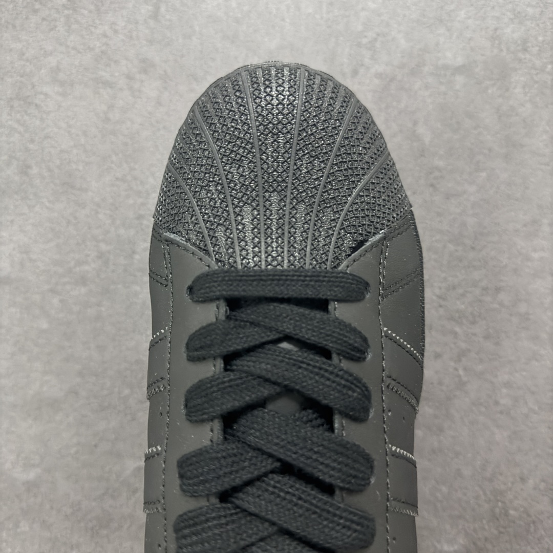 图片[8]-【公司级】阿迪达斯/三叶草Adidas Originals Superstar XLG 贝壳头系列低帮厚底松糕经典百搭休闲运动板鞋 采用头层皮革饰片组合粒面牛剖革鞋面材质#内嵌EVA环保鞋垫#外置耐磨防滑鞋底组合扇贝防踢头盖片❗ 以现代时尚元素焕新演绎的经典运动鞋!当你试图定义adidas Superstar系列，总有大胆设计突破你的想象。这款鞋以70年代经典运动鞋为蓝本，新鲜注入现代时尚元素。加大比例设计，配锯齿状三条纹，个性型格，就是要秀。选用皮革鞋面，不失复古本色，同时以新潮造型重塑经典。含贝壳形鞋头，助你自信迈步。 货号：ID4656 尺码：35 36 36⅔ 37⅓ 38 38⅔ 39⅓ 40 40⅔ 41⅓ 42 42⅔ 43⅓ 44 44⅔ 45-选品中心