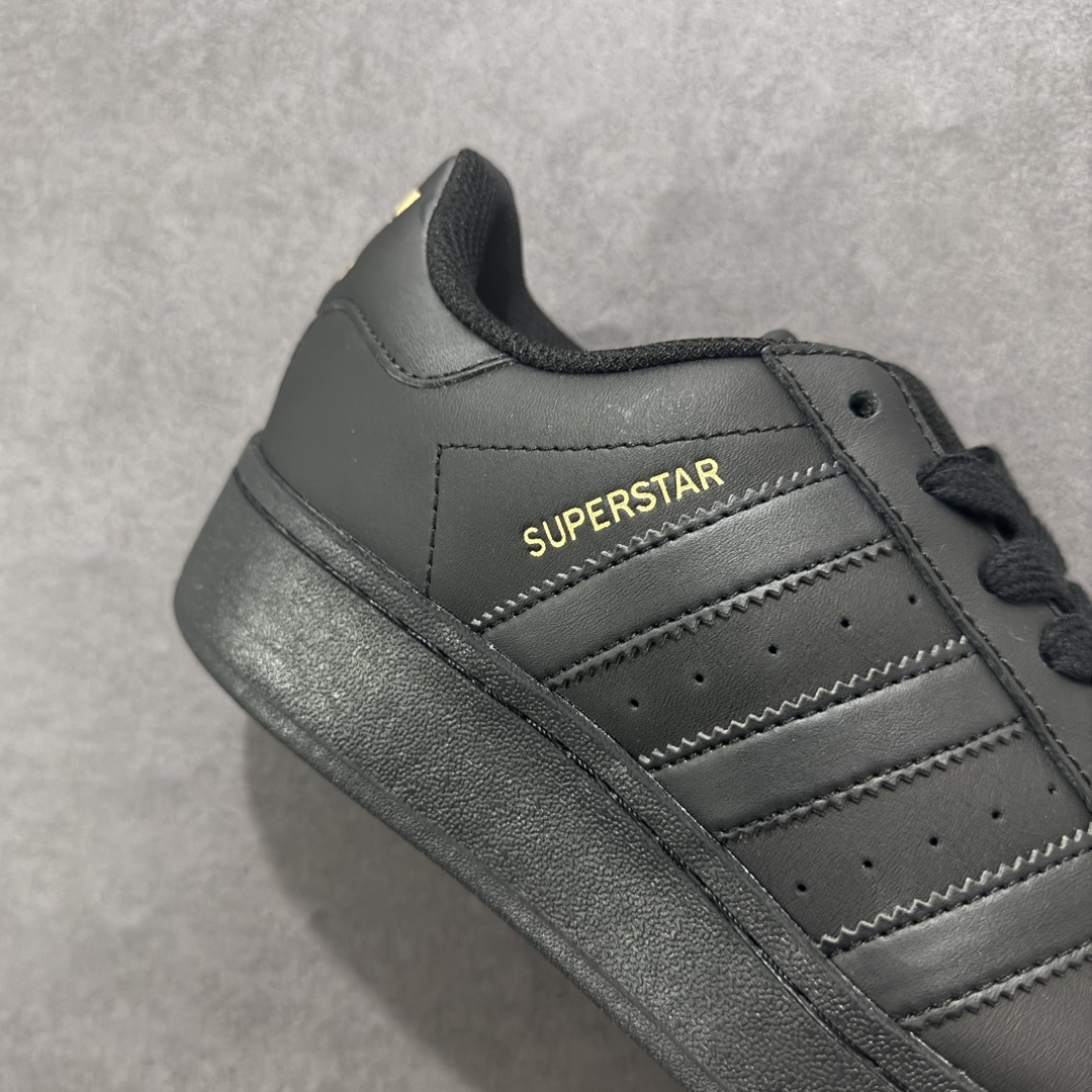 图片[6]-【公司级】阿迪达斯/三叶草Adidas Originals Superstar XLG 贝壳头系列低帮厚底松糕经典百搭休闲运动板鞋 采用头层皮革饰片组合粒面牛剖革鞋面材质#内嵌EVA环保鞋垫#外置耐磨防滑鞋底组合扇贝防踢头盖片❗ 以现代时尚元素焕新演绎的经典运动鞋!当你试图定义adidas Superstar系列，总有大胆设计突破你的想象。这款鞋以70年代经典运动鞋为蓝本，新鲜注入现代时尚元素。加大比例设计，配锯齿状三条纹，个性型格，就是要秀。选用皮革鞋面，不失复古本色，同时以新潮造型重塑经典。含贝壳形鞋头，助你自信迈步。 货号：ID4656 尺码：35 36 36⅔ 37⅓ 38 38⅔ 39⅓ 40 40⅔ 41⅓ 42 42⅔ 43⅓ 44 44⅔ 45-选品中心