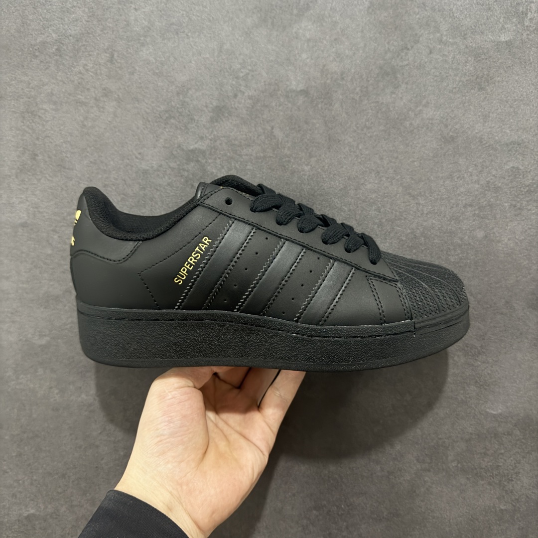 【公司级】阿迪达斯/三叶草Adidas Originals Superstar XLG 贝壳头系列低帮厚底松糕经典百搭休闲运动板鞋 采用头层皮革饰片组合粒面牛剖革鞋面材质#内嵌EVA环保鞋垫#外置耐磨防滑鞋底组合扇贝防踢头盖片❗ 以现代时尚元素焕新演绎的经典运动鞋!当你试图定义adidas Superstar系列,总有大胆设计突破你的想象。这款鞋以70年代经典运动鞋为蓝本,新鲜注入现代时尚元素。加大比例设计,配锯齿状三条纹,个性型格,就是要秀。选用皮革鞋面,不失复古本色,同时以新潮造型重塑经典。含贝壳形鞋头,助你自信迈步。 货号:ID4656 尺码:35 36 36⅔ 37⅓ 38 38⅔ 39⅓ 40 40⅔ 41⅓ 42 42⅔ 43⅓ 44 44⅔ 45-选品中心