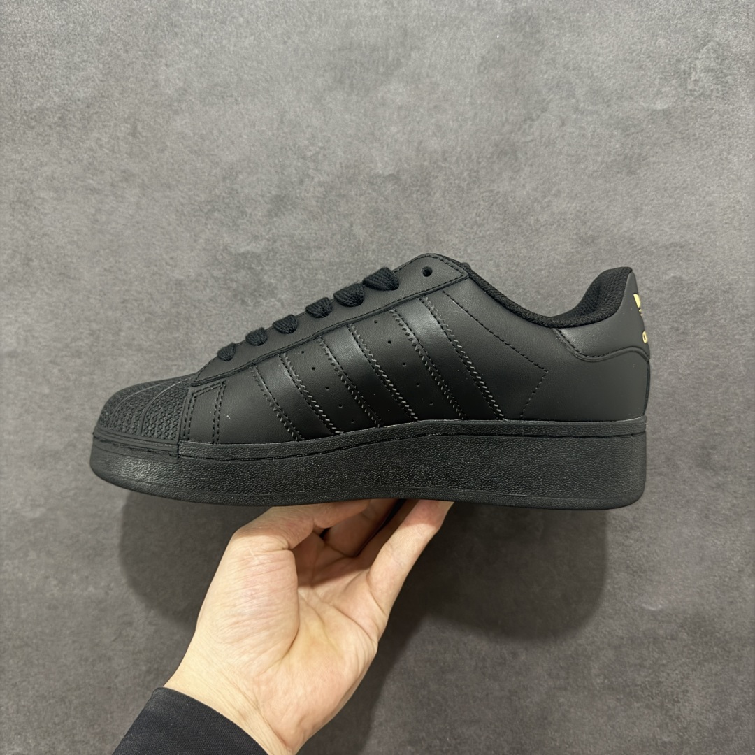 图片[2]-【公司级】阿迪达斯/三叶草Adidas Originals Superstar XLG 贝壳头系列低帮厚底松糕经典百搭休闲运动板鞋 采用头层皮革饰片组合粒面牛剖革鞋面材质#内嵌EVA环保鞋垫#外置耐磨防滑鞋底组合扇贝防踢头盖片❗ 以现代时尚元素焕新演绎的经典运动鞋!当你试图定义adidas Superstar系列，总有大胆设计突破你的想象。这款鞋以70年代经典运动鞋为蓝本，新鲜注入现代时尚元素。加大比例设计，配锯齿状三条纹，个性型格，就是要秀。选用皮革鞋面，不失复古本色，同时以新潮造型重塑经典。含贝壳形鞋头，助你自信迈步。 货号：ID4656 尺码：35 36 36⅔ 37⅓ 38 38⅔ 39⅓ 40 40⅔ 41⅓ 42 42⅔ 43⅓ 44 44⅔ 45-选品中心