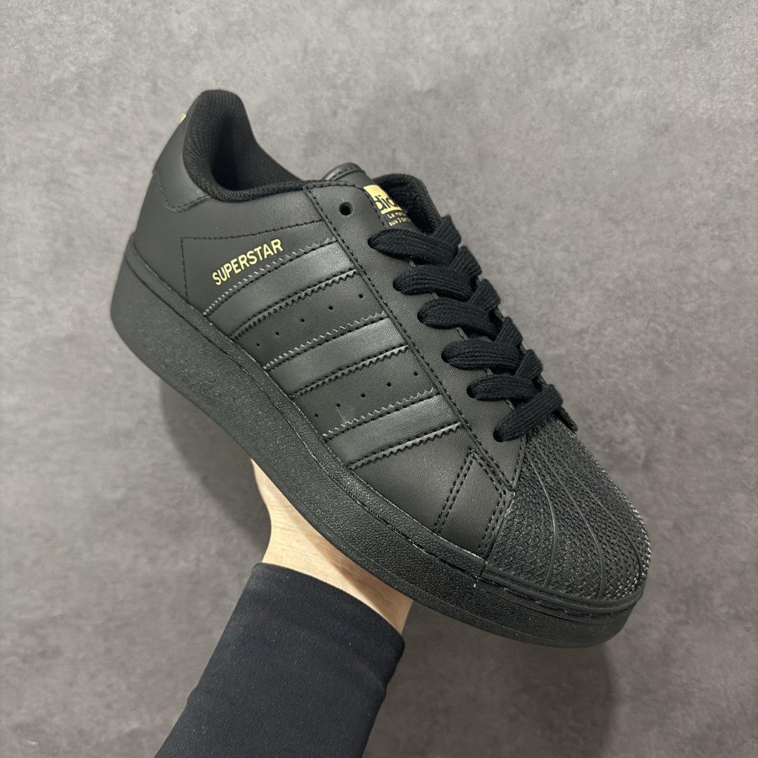 图片[3]-【公司级】阿迪达斯/三叶草Adidas Originals Superstar XLG 贝壳头系列低帮厚底松糕经典百搭休闲运动板鞋 采用头层皮革饰片组合粒面牛剖革鞋面材质#内嵌EVA环保鞋垫#外置耐磨防滑鞋底组合扇贝防踢头盖片❗ 以现代时尚元素焕新演绎的经典运动鞋!当你试图定义adidas Superstar系列，总有大胆设计突破你的想象。这款鞋以70年代经典运动鞋为蓝本，新鲜注入现代时尚元素。加大比例设计，配锯齿状三条纹，个性型格，就是要秀。选用皮革鞋面，不失复古本色，同时以新潮造型重塑经典。含贝壳形鞋头，助你自信迈步。 货号：ID4656 尺码：35 36 36⅔ 37⅓ 38 38⅔ 39⅓ 40 40⅔ 41⅓ 42 42⅔ 43⅓ 44 44⅔ 45-选品中心