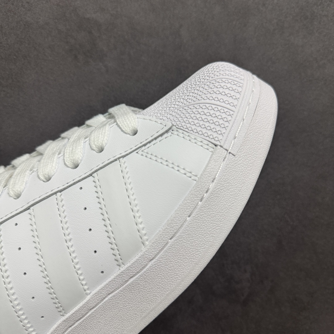 图片[5]-【公司级】阿迪达斯/三叶草Adidas Originals Superstar XLG 贝壳头系列低帮厚底松糕经典百搭休闲运动板鞋 采用头层皮革饰片组合粒面牛剖革鞋面材质#内嵌EVA环保鞋垫#外置耐磨防滑鞋底组合扇贝防踢头盖片❗ 以现代时尚元素焕新演绎的经典运动鞋!当你试图定义adidas Superstar系列，总有大胆设计突破你的想象。这款鞋以70年代经典运动鞋为蓝本，新鲜注入现代时尚元素。加大比例设计，配锯齿状三条纹，个性型格，就是要秀。选用皮革鞋面，不失复古本色，同时以新潮造型重塑经典。含贝壳形鞋头，助你自信迈步。 货号：ID4655 尺码：35 36 36⅔ 37⅓ 38 38⅔ 39⅓ 40 40⅔ 41⅓ 42 42⅔ 43⅓ 44 44⅔ 45-选品中心