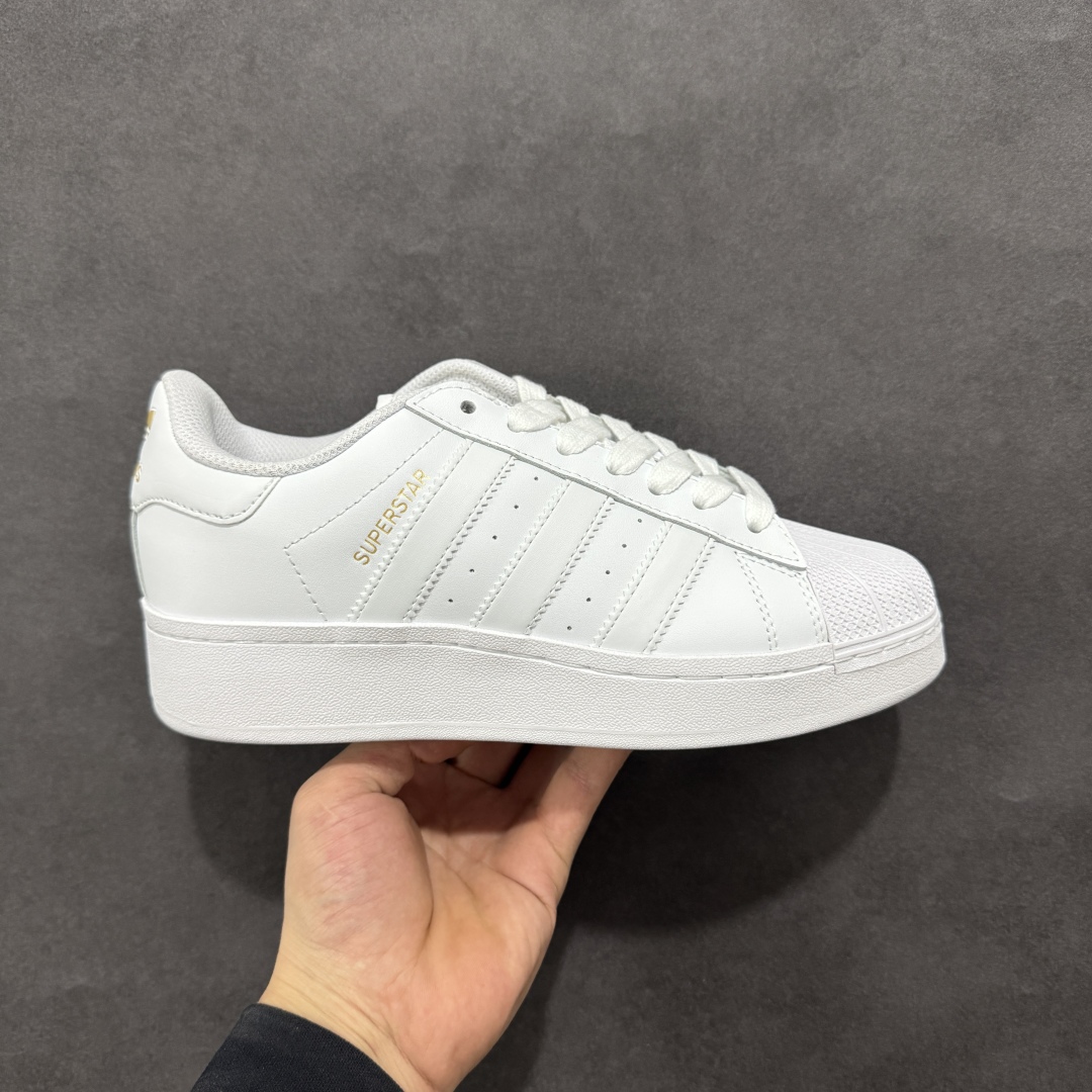 【公司级】阿迪达斯/三叶草Adidas Originals Superstar XLG 贝壳头系列低帮厚底松糕经典百搭休闲运动板鞋 采用头层皮革饰片组合粒面牛剖革鞋面材质#内嵌EVA环保鞋垫#外置耐磨防滑鞋底组合扇贝防踢头盖片❗ 以现代时尚元素焕新演绎的经典运动鞋!当你试图定义adidas Superstar系列，总有大胆设计突破你的想象。这款鞋以70年代经典运动鞋为蓝本，新鲜注入现代时尚元素。加大比例设计，配锯齿状三条纹，个性型格，就是要秀。选用皮革鞋面，不失复古本色，同时以新潮造型重塑经典。含贝壳形鞋头，助你自信迈步。 货号：ID4655 尺码：35 36 36⅔ 37⅓ 38 38⅔ 39⅓ 40 40⅔ 41⅓ 42 42⅔ 43⅓ 44 44⅔ 45-选品中心