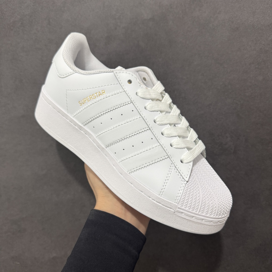 图片[3]-【公司级】阿迪达斯/三叶草Adidas Originals Superstar XLG 贝壳头系列低帮厚底松糕经典百搭休闲运动板鞋 采用头层皮革饰片组合粒面牛剖革鞋面材质#内嵌EVA环保鞋垫#外置耐磨防滑鞋底组合扇贝防踢头盖片❗ 以现代时尚元素焕新演绎的经典运动鞋!当你试图定义adidas Superstar系列，总有大胆设计突破你的想象。这款鞋以70年代经典运动鞋为蓝本，新鲜注入现代时尚元素。加大比例设计，配锯齿状三条纹，个性型格，就是要秀。选用皮革鞋面，不失复古本色，同时以新潮造型重塑经典。含贝壳形鞋头，助你自信迈步。 货号：ID4655 尺码：35 36 36⅔ 37⅓ 38 38⅔ 39⅓ 40 40⅔ 41⅓ 42 42⅔ 43⅓ 44 44⅔ 45-选品中心