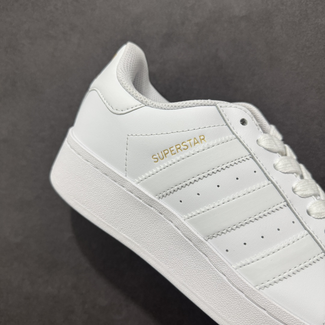 图片[6]-【公司级】阿迪达斯/三叶草Adidas Originals Superstar XLG 贝壳头系列低帮厚底松糕经典百搭休闲运动板鞋 采用头层皮革饰片组合粒面牛剖革鞋面材质#内嵌EVA环保鞋垫#外置耐磨防滑鞋底组合扇贝防踢头盖片❗ 以现代时尚元素焕新演绎的经典运动鞋!当你试图定义adidas Superstar系列，总有大胆设计突破你的想象。这款鞋以70年代经典运动鞋为蓝本，新鲜注入现代时尚元素。加大比例设计，配锯齿状三条纹，个性型格，就是要秀。选用皮革鞋面，不失复古本色，同时以新潮造型重塑经典。含贝壳形鞋头，助你自信迈步。 货号：ID4655 尺码：35 36 36⅔ 37⅓ 38 38⅔ 39⅓ 40 40⅔ 41⅓ 42 42⅔ 43⅓ 44 44⅔ 45-选品中心