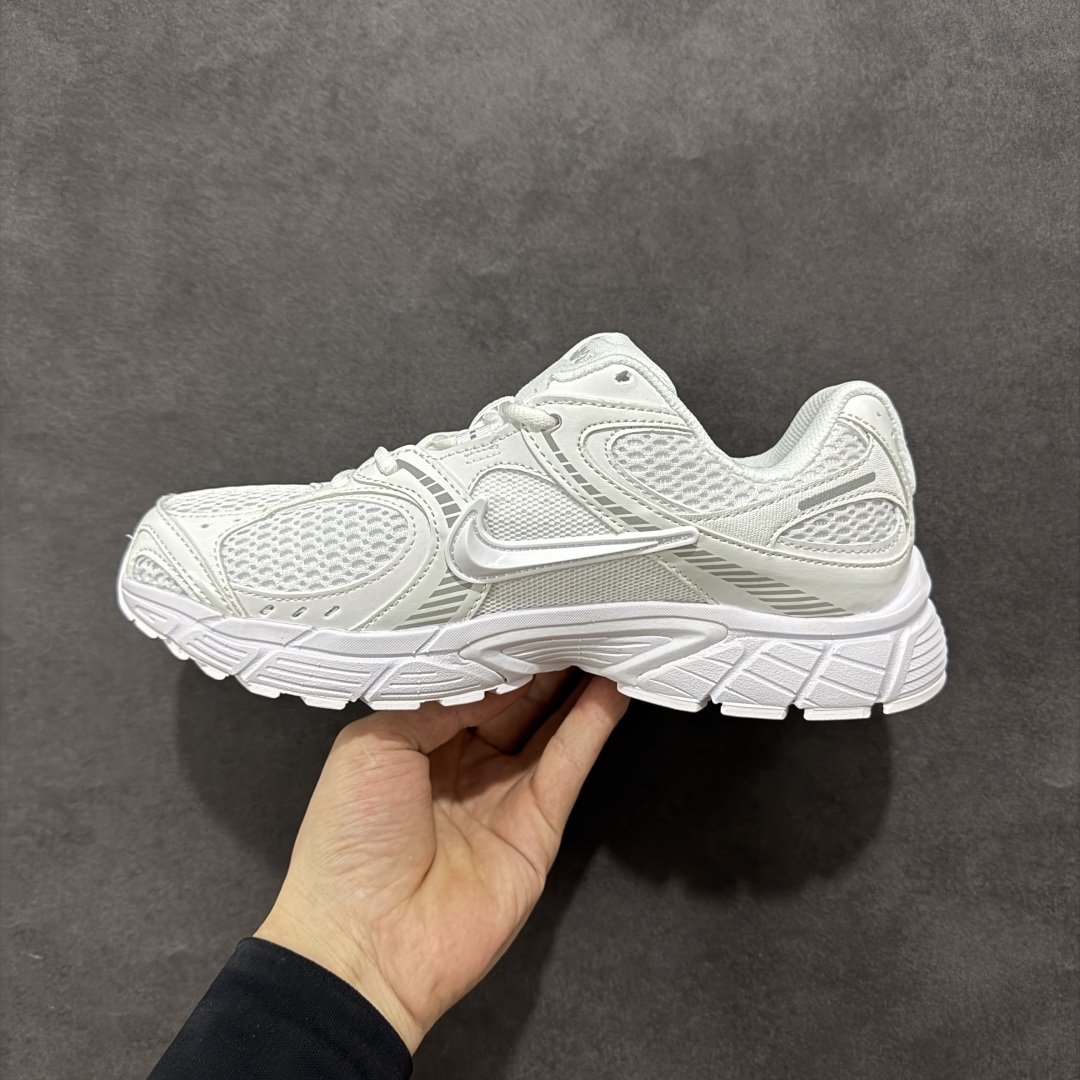 图片[2]-【公司级】NK V5 RNR 舒适百搭防滑耐磨低帮跑步鞋 HJ5228-101 舒适有型适合日常穿着 该鞋款延续千禧年经典设计搭载泡绵中底 厚实而轻盈匠心细节巧搭立体耐克勾标志焕新演绎复古跑鞋 鞋款从千禧年美学汲取灵感 混搭多种材质突显层次感立体感和传统跑步风范 尺码：36 36.5 37.5 38 38.5 39 40 40.5 41 42 42.5 43 44 44.5 45-选品中心