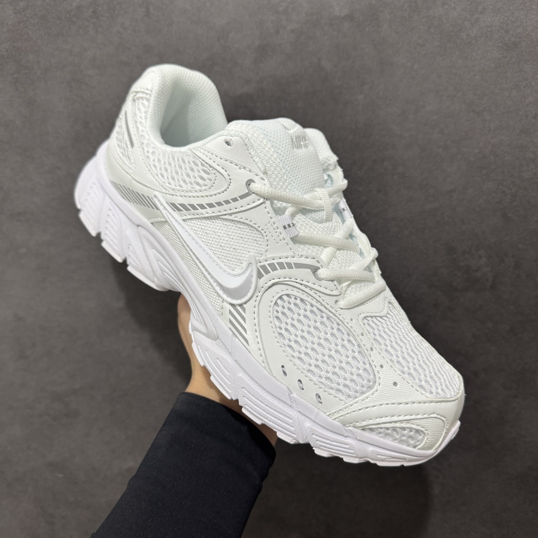 图片[3]-【公司级】NK V5 RNR 舒适百搭防滑耐磨低帮跑步鞋 HJ5228-101 舒适有型适合日常穿着 该鞋款延续千禧年经典设计搭载泡绵中底 厚实而轻盈匠心细节巧搭立体耐克勾标志焕新演绎复古跑鞋 鞋款从千禧年美学汲取灵感 混搭多种材质突显层次感立体感和传统跑步风范 尺码：36 36.5 37.5 38 38.5 39 40 40.5 41 42 42.5 43 44 44.5 45-选品中心