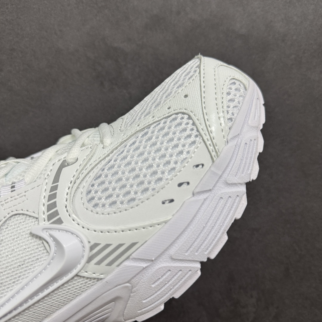 图片[5]-【公司级】NK V5 RNR 舒适百搭防滑耐磨低帮跑步鞋 HJ5228-101 舒适有型适合日常穿着 该鞋款延续千禧年经典设计搭载泡绵中底 厚实而轻盈匠心细节巧搭立体耐克勾标志焕新演绎复古跑鞋 鞋款从千禧年美学汲取灵感 混搭多种材质突显层次感立体感和传统跑步风范 尺码：36 36.5 37.5 38 38.5 39 40 40.5 41 42 42.5 43 44 44.5 45-选品中心