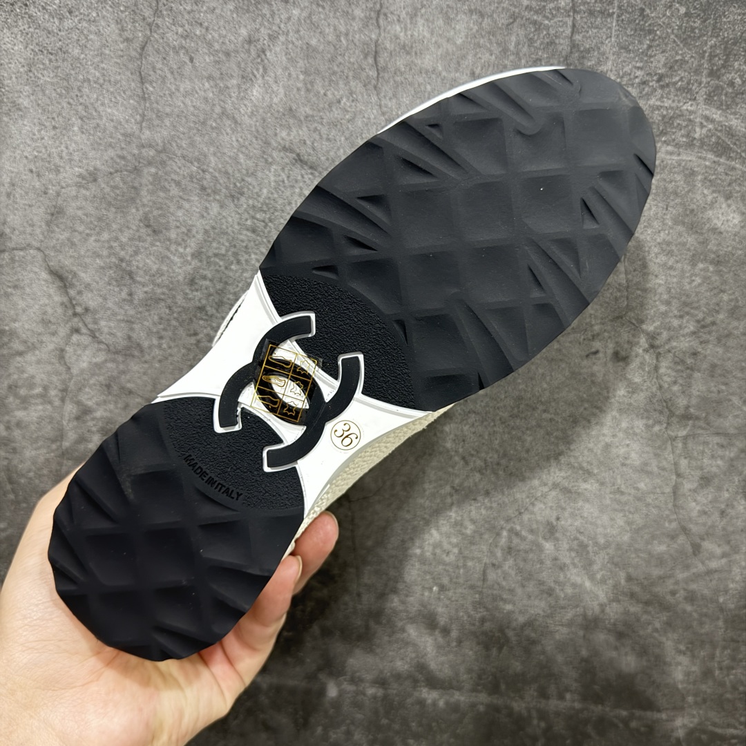 图片[9]-【佛山超A版】CHANEL 25P 菱格纹运动鞋 白色 绒面小牛皮 圆头系带 平底 低帮 生活休闲鞋 经典款 爆款 顶级渠道货 市场最强没有之一 区别市面任意版本 原厂细腻牛皮 质感满分 细节非常完美 高端货 欢迎对比 原版购入开发 做货 小香最新隐藏款网球鞋软菱格纹 柔软小羊皮配搭大鞋舌和经典双C logo 满满的复古感又是最最最百搭的黑白配色 coco女孩必入的一款休闲鞋 鞋底碎钉设计 超级柔软 ▪️ 面料：原版定制小羊皮菱格纹 ▪️ 内里：进口定制羊皮+网里 ▪️ 鞋底：原版开模碎钉橡胶材质 ▪️ 尺码： 35- 45-选品中心