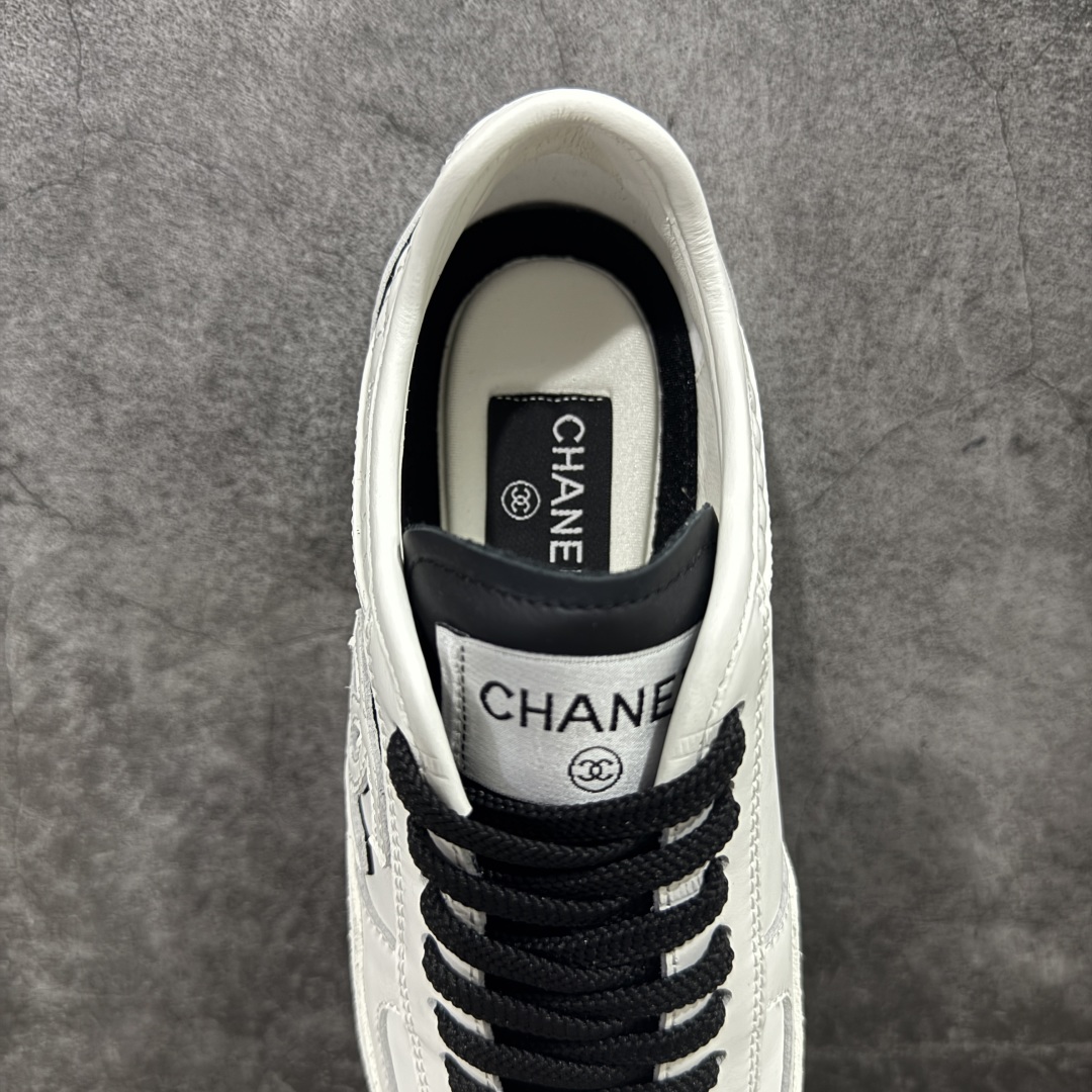 图片[8]-【佛山超A版】CHANEL 25P 菱格纹运动鞋 白色 绒面小牛皮 圆头系带 平底 低帮 生活休闲鞋 经典款 爆款 顶级渠道货 市场最强没有之一 区别市面任意版本 原厂细腻牛皮 质感满分 细节非常完美 高端货 欢迎对比 原版购入开发 做货 小香最新隐藏款网球鞋软菱格纹 柔软小羊皮配搭大鞋舌和经典双C logo 满满的复古感又是最最最百搭的黑白配色 coco女孩必入的一款休闲鞋 鞋底碎钉设计 超级柔软 ▪️ 面料：原版定制小羊皮菱格纹 ▪️ 内里：进口定制羊皮+网里 ▪️ 鞋底：原版开模碎钉橡胶材质 ▪️ 尺码： 35- 45-选品中心