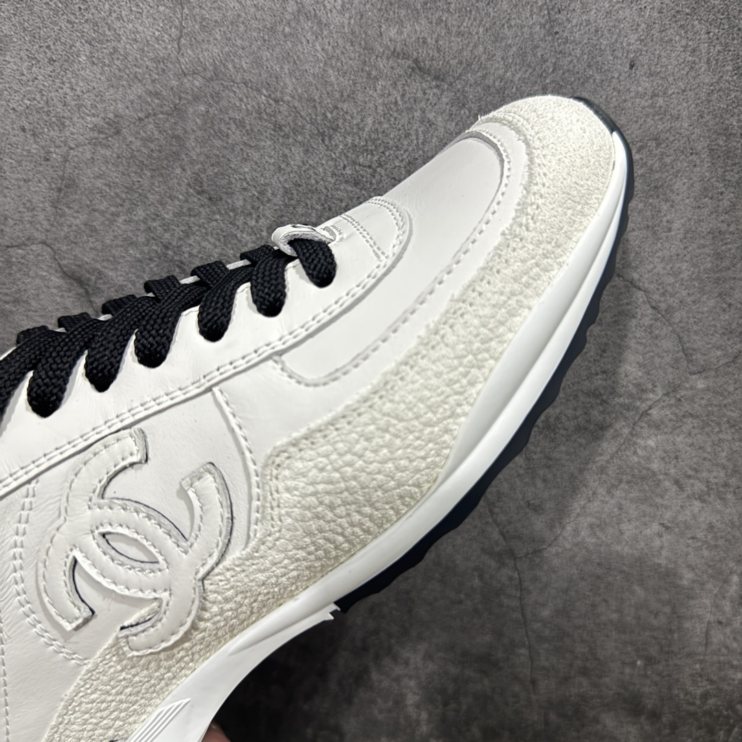 图片[6]-【佛山超A版】CHANEL 25P 菱格纹运动鞋 白色 绒面小牛皮 圆头系带 平底 低帮 生活休闲鞋 经典款 爆款 顶级渠道货 市场最强没有之一 区别市面任意版本 原厂细腻牛皮 质感满分 细节非常完美 高端货 欢迎对比 原版购入开发 做货 小香最新隐藏款网球鞋软菱格纹 柔软小羊皮配搭大鞋舌和经典双C logo 满满的复古感又是最最最百搭的黑白配色 coco女孩必入的一款休闲鞋 鞋底碎钉设计 超级柔软 ▪️ 面料：原版定制小羊皮菱格纹 ▪️ 内里：进口定制羊皮+网里 ▪️ 鞋底：原版开模碎钉橡胶材质 ▪️ 尺码： 35- 45-选品中心