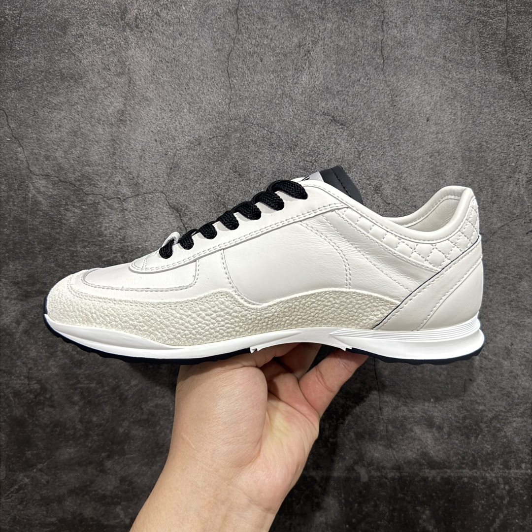 图片[2]-【佛山超A版】CHANEL 25P 菱格纹运动鞋 白色 绒面小牛皮 圆头系带 平底 低帮 生活休闲鞋 经典款 爆款 顶级渠道货 市场最强没有之一 区别市面任意版本 原厂细腻牛皮 质感满分 细节非常完美 高端货 欢迎对比 原版购入开发 做货 小香最新隐藏款网球鞋软菱格纹 柔软小羊皮配搭大鞋舌和经典双C logo 满满的复古感又是最最最百搭的黑白配色 coco女孩必入的一款休闲鞋 鞋底碎钉设计 超级柔软 ▪️ 面料：原版定制小羊皮菱格纹 ▪️ 内里：进口定制羊皮+网里 ▪️ 鞋底：原版开模碎钉橡胶材质 ▪️ 尺码： 35- 45-选品中心