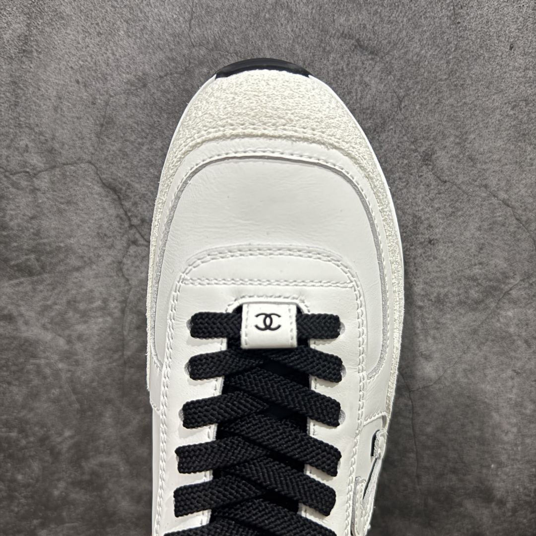 图片[5]-【佛山超A版】CHANEL 25P 菱格纹运动鞋 白色 绒面小牛皮 圆头系带 平底 低帮 生活休闲鞋 经典款 爆款 顶级渠道货 市场最强没有之一 区别市面任意版本 原厂细腻牛皮 质感满分 细节非常完美 高端货 欢迎对比 原版购入开发 做货 小香最新隐藏款网球鞋软菱格纹 柔软小羊皮配搭大鞋舌和经典双C logo 满满的复古感又是最最最百搭的黑白配色 coco女孩必入的一款休闲鞋 鞋底碎钉设计 超级柔软 ▪️ 面料：原版定制小羊皮菱格纹 ▪️ 内里：进口定制羊皮+网里 ▪️ 鞋底：原版开模碎钉橡胶材质 ▪️ 尺码： 35- 45-选品中心
