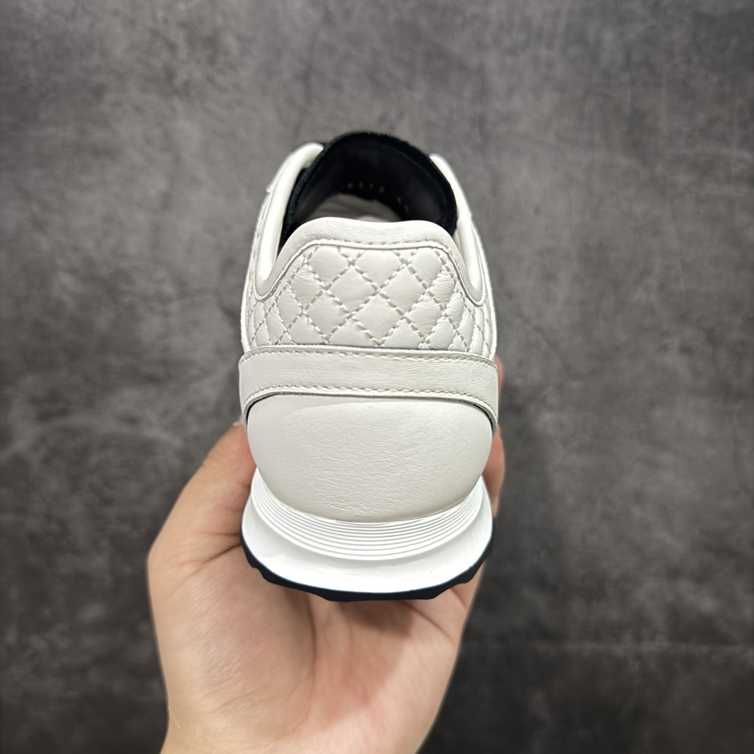 图片[4]-【佛山超A版】CHANEL 25P 菱格纹运动鞋 白色 绒面小牛皮 圆头系带 平底 低帮 生活休闲鞋 经典款 爆款 顶级渠道货 市场最强没有之一 区别市面任意版本 原厂细腻牛皮 质感满分 细节非常完美 高端货 欢迎对比 原版购入开发 做货 小香最新隐藏款网球鞋软菱格纹 柔软小羊皮配搭大鞋舌和经典双C logo 满满的复古感又是最最最百搭的黑白配色 coco女孩必入的一款休闲鞋 鞋底碎钉设计 超级柔软 ▪️ 面料：原版定制小羊皮菱格纹 ▪️ 内里：进口定制羊皮+网里 ▪️ 鞋底：原版开模碎钉橡胶材质 ▪️ 尺码： 35- 45-选品中心