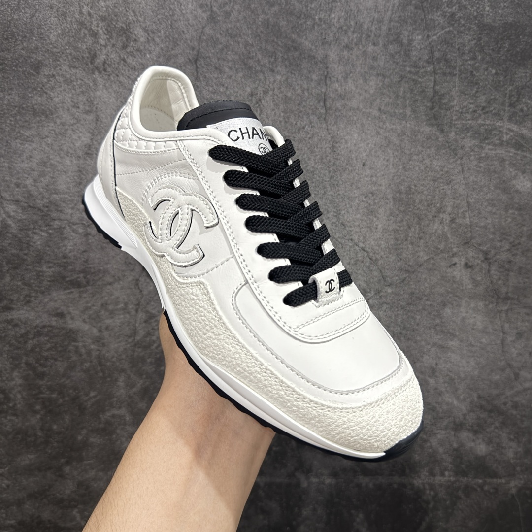 图片[3]-【佛山超A版】CHANEL 25P 菱格纹运动鞋 白色 绒面小牛皮 圆头系带 平底 低帮 生活休闲鞋 经典款 爆款 顶级渠道货 市场最强没有之一 区别市面任意版本 原厂细腻牛皮 质感满分 细节非常完美 高端货 欢迎对比 原版购入开发 做货 小香最新隐藏款网球鞋软菱格纹 柔软小羊皮配搭大鞋舌和经典双C logo 满满的复古感又是最最最百搭的黑白配色 coco女孩必入的一款休闲鞋 鞋底碎钉设计 超级柔软 ▪️ 面料：原版定制小羊皮菱格纹 ▪️ 内里：进口定制羊皮+网里 ▪️ 鞋底：原版开模碎钉橡胶材质 ▪️ 尺码： 35- 45-选品中心