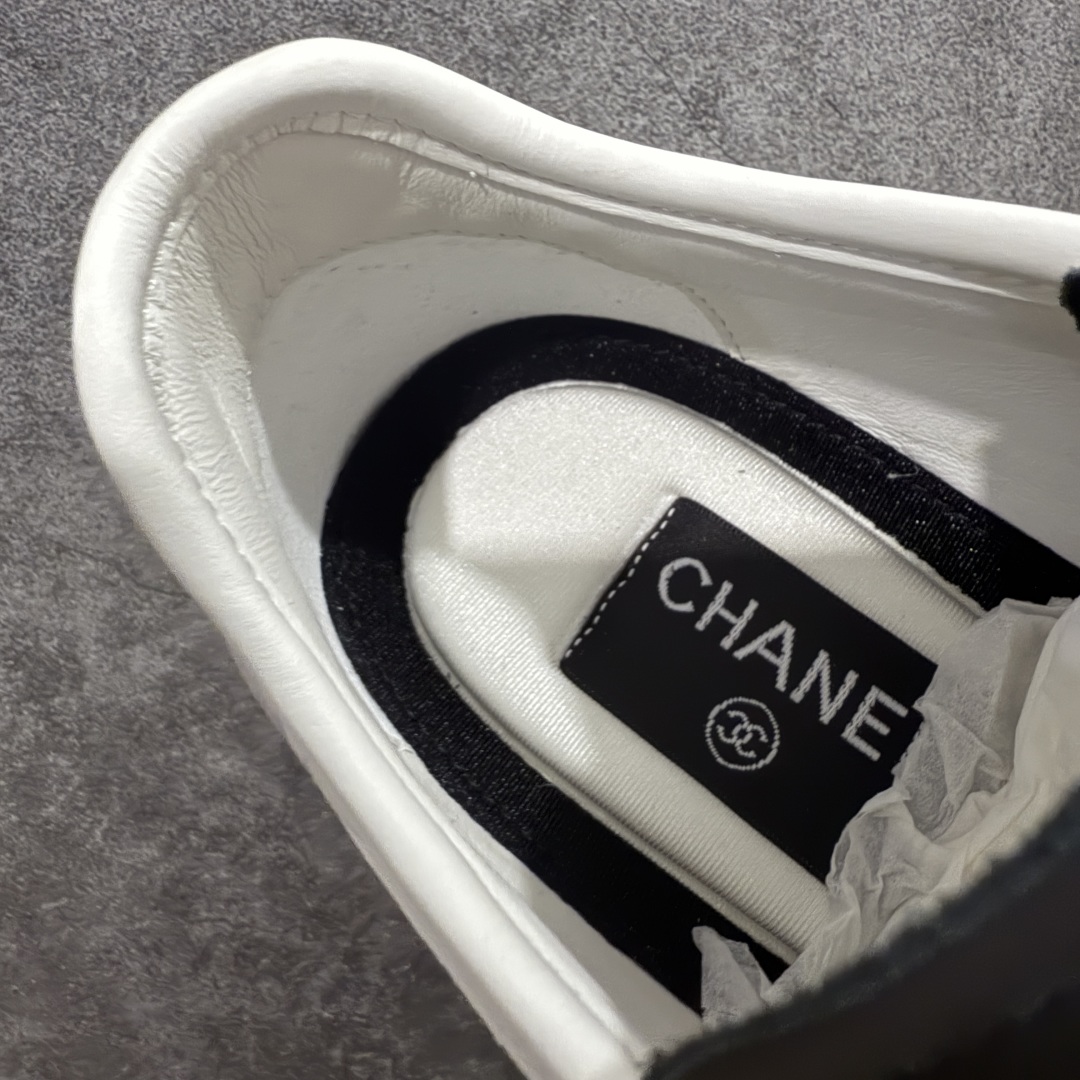 图片[9]-【佛山超A版】CHANEL 25P 菱格纹运动鞋 白色 绒面小牛皮 圆头系带 平底 低帮 生活休闲鞋 经典款 爆款 顶级渠道货 市场最强没有之一 区别市面任意版本 原厂细腻牛皮 质感满分 细节非常完美 高端货 欢迎对比 原版购入开发 做货 小香最新隐藏款网球鞋软菱格纹 柔软小羊皮配搭大鞋舌和经典双C logo 满满的复古感又是最最最百搭的黑白配色 coco女孩必入的一款休闲鞋 鞋底碎钉设计 超级柔软 ▪️ 面料：原版定制小羊皮菱格纹 ▪️ 内里：进口定制羊皮+网里 ▪️ 鞋底：原版开模碎钉橡胶材质 ▪️ 尺码： 35- 45-选品中心