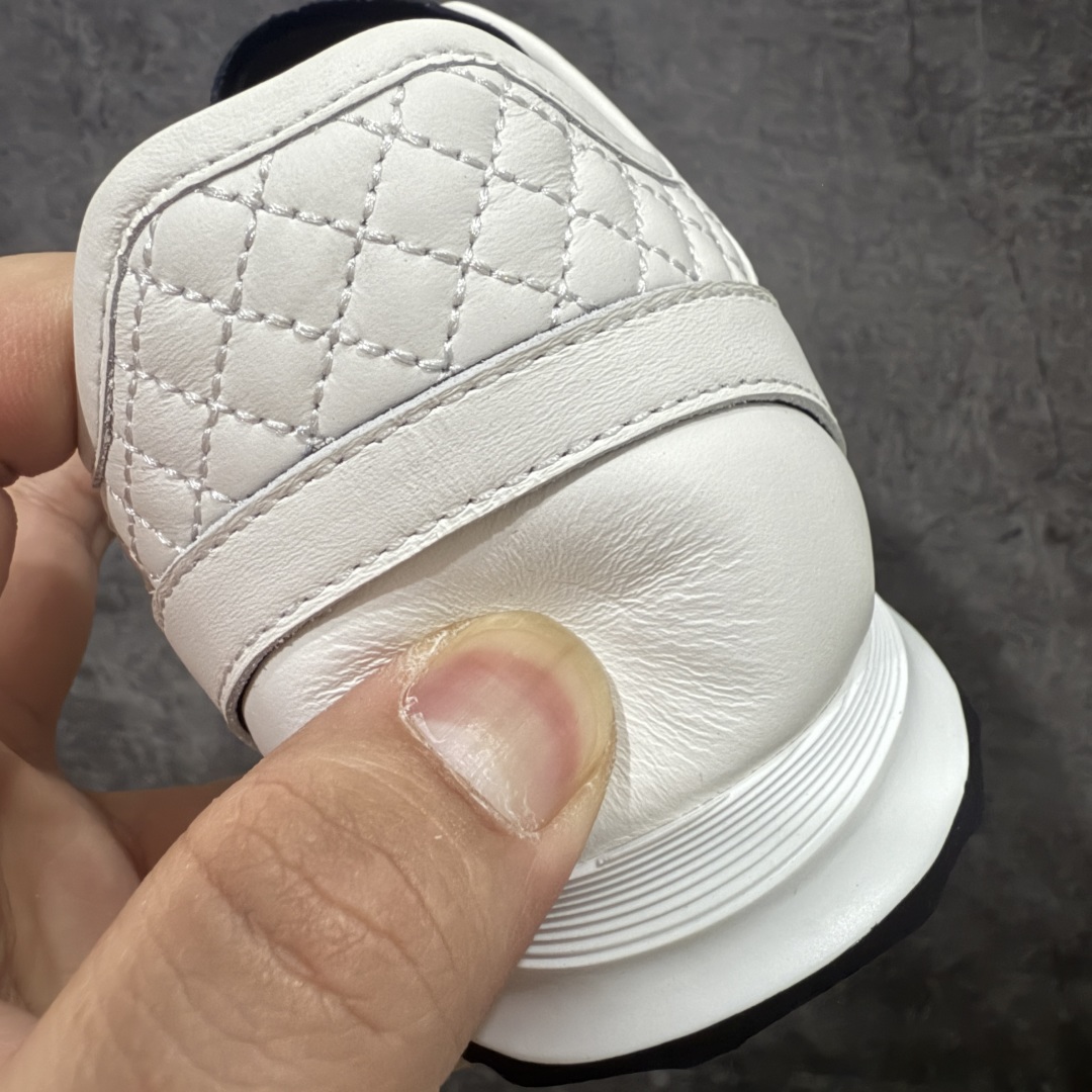 图片[2]-【佛山超A版】CHANEL 25P 菱格纹运动鞋 白色 绒面小牛皮 圆头系带 平底 低帮 生活休闲鞋 经典款 爆款 顶级渠道货 市场最强没有之一 区别市面任意版本 原厂细腻牛皮 质感满分 细节非常完美 高端货 欢迎对比 原版购入开发 做货 小香最新隐藏款网球鞋软菱格纹 柔软小羊皮配搭大鞋舌和经典双C logo 满满的复古感又是最最最百搭的黑白配色 coco女孩必入的一款休闲鞋 鞋底碎钉设计 超级柔软 ▪️ 面料：原版定制小羊皮菱格纹 ▪️ 内里：进口定制羊皮+网里 ▪️ 鞋底：原版开模碎钉橡胶材质 ▪️ 尺码： 35- 45-选品中心