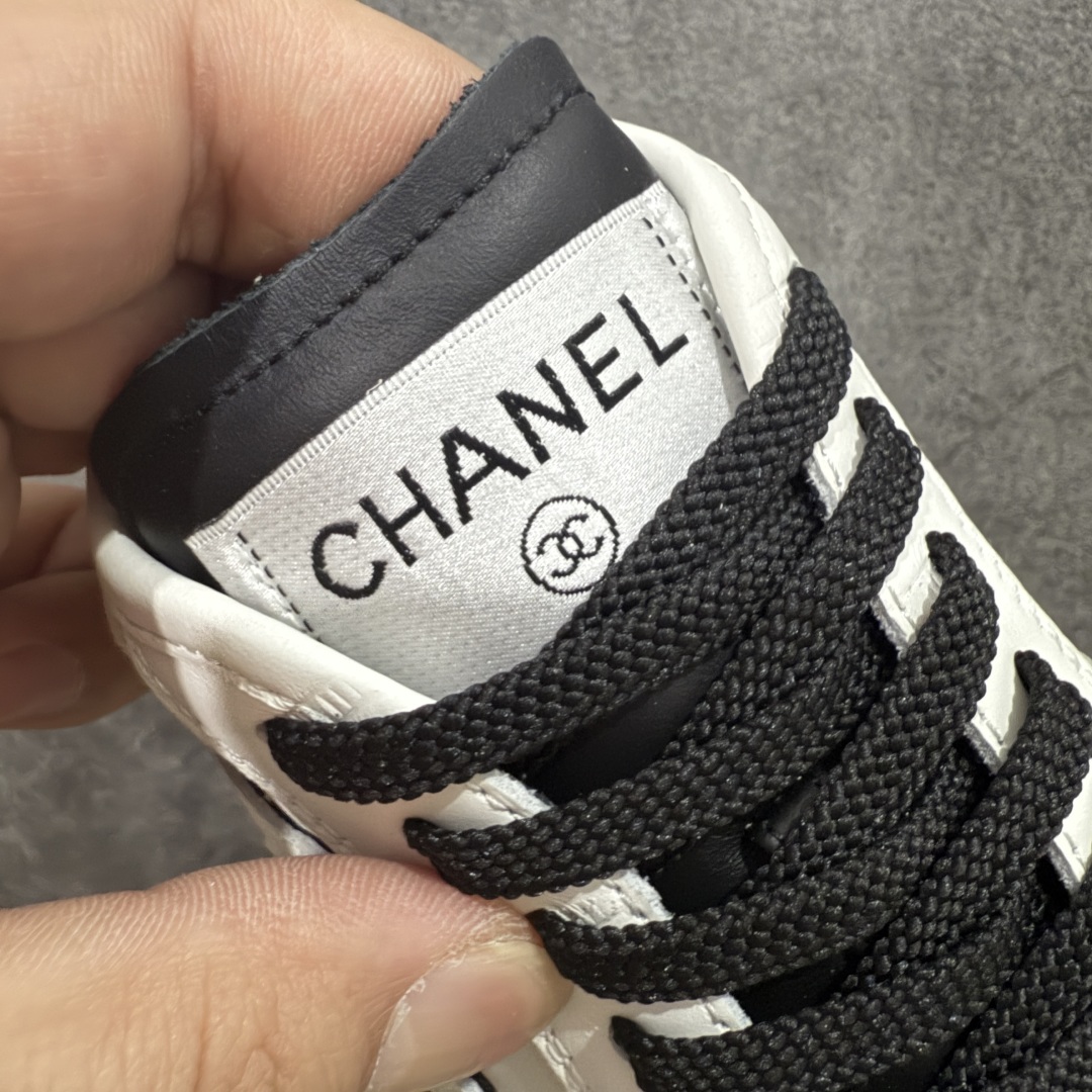 图片[6]-【佛山超A版】CHANEL 25P 菱格纹运动鞋 白色 绒面小牛皮 圆头系带 平底 低帮 生活休闲鞋 经典款 爆款 顶级渠道货 市场最强没有之一 区别市面任意版本 原厂细腻牛皮 质感满分 细节非常完美 高端货 欢迎对比 原版购入开发 做货 小香最新隐藏款网球鞋软菱格纹 柔软小羊皮配搭大鞋舌和经典双C logo 满满的复古感又是最最最百搭的黑白配色 coco女孩必入的一款休闲鞋 鞋底碎钉设计 超级柔软 ▪️ 面料：原版定制小羊皮菱格纹 ▪️ 内里：进口定制羊皮+网里 ▪️ 鞋底：原版开模碎钉橡胶材质 ▪️ 尺码： 35- 45-选品中心