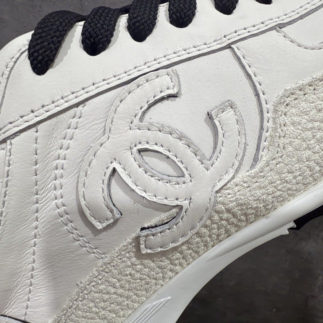图片[4]-【佛山超A版】CHANEL 25P 菱格纹运动鞋 白色 绒面小牛皮 圆头系带 平底 低帮 生活休闲鞋 经典款 爆款 顶级渠道货 市场最强没有之一 区别市面任意版本 原厂细腻牛皮 质感满分 细节非常完美 高端货 欢迎对比 原版购入开发 做货 小香最新隐藏款网球鞋软菱格纹 柔软小羊皮配搭大鞋舌和经典双C logo 满满的复古感又是最最最百搭的黑白配色 coco女孩必入的一款休闲鞋 鞋底碎钉设计 超级柔软 ▪️ 面料：原版定制小羊皮菱格纹 ▪️ 内里：进口定制羊皮+网里 ▪️ 鞋底：原版开模碎钉橡胶材质 ▪️ 尺码： 35- 45-选品中心