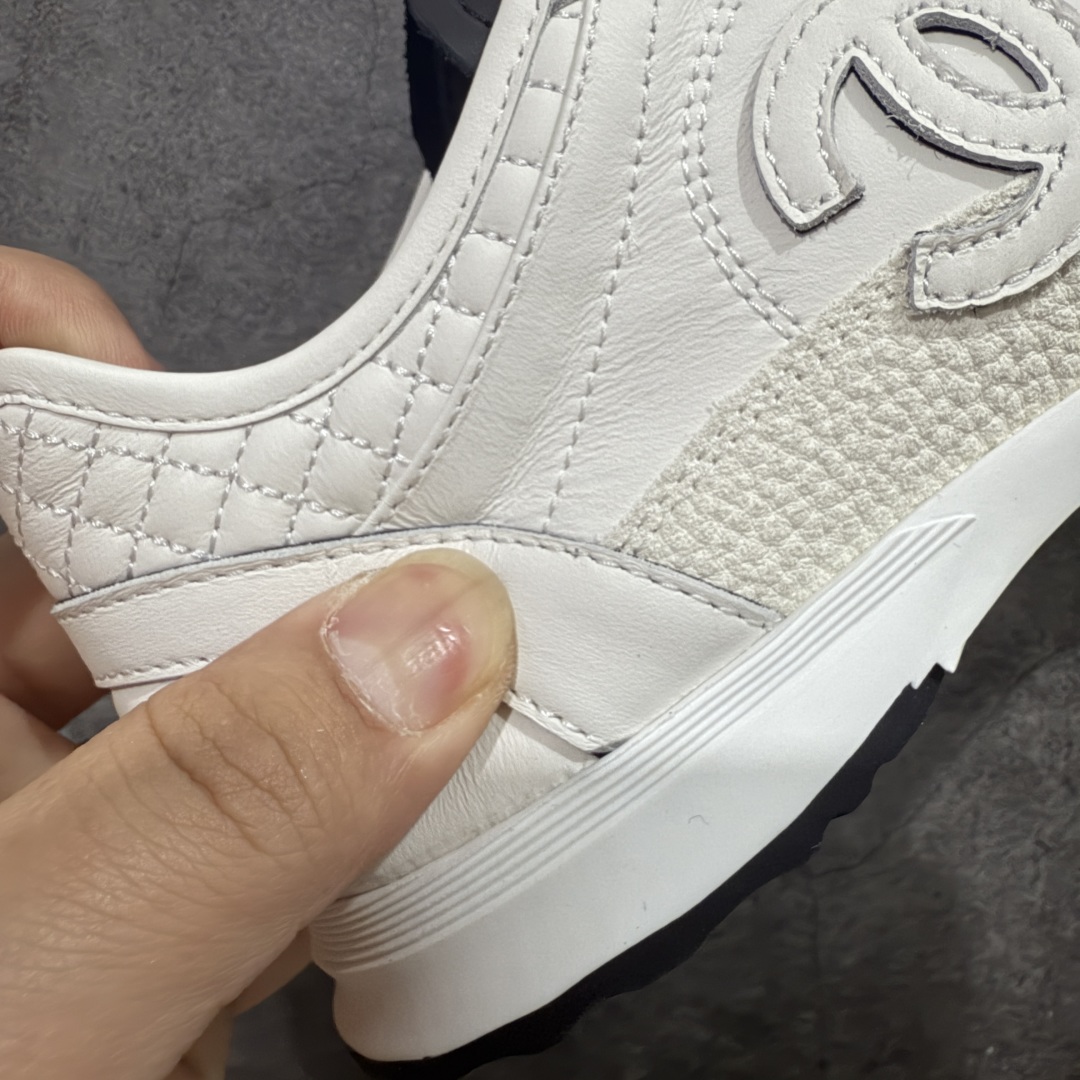 图片[3]-【佛山超A版】CHANEL 25P 菱格纹运动鞋 白色 绒面小牛皮 圆头系带 平底 低帮 生活休闲鞋 经典款 爆款 顶级渠道货 市场最强没有之一 区别市面任意版本 原厂细腻牛皮 质感满分 细节非常完美 高端货 欢迎对比 原版购入开发 做货 小香最新隐藏款网球鞋软菱格纹 柔软小羊皮配搭大鞋舌和经典双C logo 满满的复古感又是最最最百搭的黑白配色 coco女孩必入的一款休闲鞋 鞋底碎钉设计 超级柔软 ▪️ 面料：原版定制小羊皮菱格纹 ▪️ 内里：进口定制羊皮+网里 ▪️ 鞋底：原版开模碎钉橡胶材质 ▪️ 尺码： 35- 45-选品中心