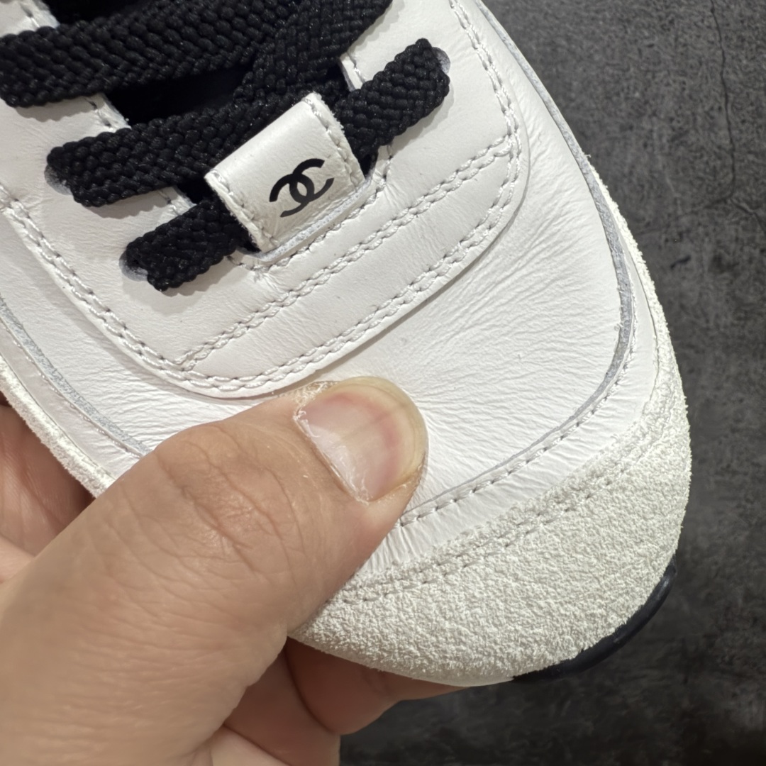 图片[5]-【佛山超A版】CHANEL 25P 菱格纹运动鞋 白色 绒面小牛皮 圆头系带 平底 低帮 生活休闲鞋 经典款 爆款 顶级渠道货 市场最强没有之一 区别市面任意版本 原厂细腻牛皮 质感满分 细节非常完美 高端货 欢迎对比 原版购入开发 做货 小香最新隐藏款网球鞋软菱格纹 柔软小羊皮配搭大鞋舌和经典双C logo 满满的复古感又是最最最百搭的黑白配色 coco女孩必入的一款休闲鞋 鞋底碎钉设计 超级柔软 ▪️ 面料：原版定制小羊皮菱格纹 ▪️ 内里：进口定制羊皮+网里 ▪️ 鞋底：原版开模碎钉橡胶材质 ▪️ 尺码： 35- 45-选品中心