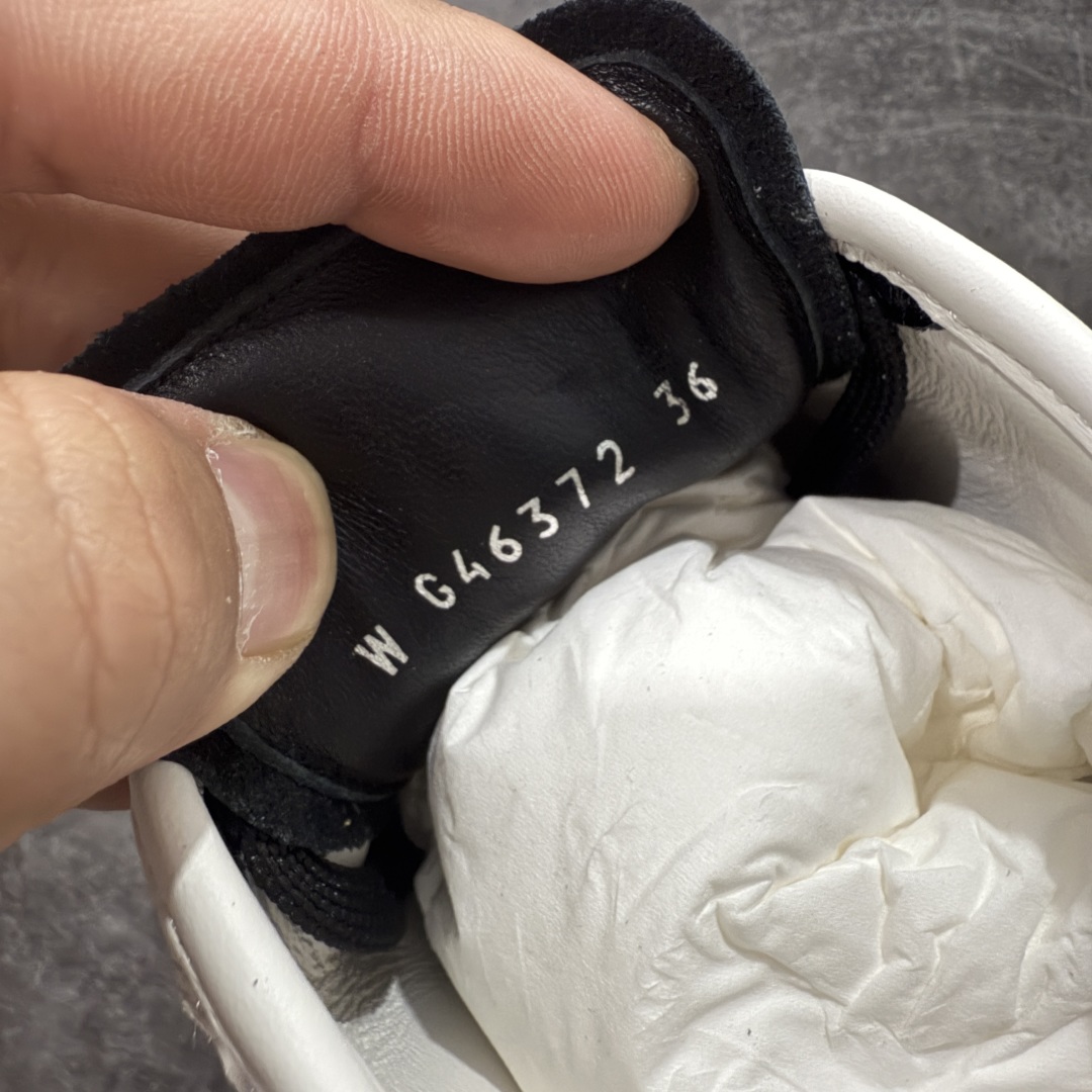 图片[8]-【佛山超A版】CHANEL 25P 菱格纹运动鞋 白色 绒面小牛皮 圆头系带 平底 低帮 生活休闲鞋 经典款 爆款 顶级渠道货 市场最强没有之一 区别市面任意版本 原厂细腻牛皮 质感满分 细节非常完美 高端货 欢迎对比 原版购入开发 做货 小香最新隐藏款网球鞋软菱格纹 柔软小羊皮配搭大鞋舌和经典双C logo 满满的复古感又是最最最百搭的黑白配色 coco女孩必入的一款休闲鞋 鞋底碎钉设计 超级柔软 ▪️ 面料：原版定制小羊皮菱格纹 ▪️ 内里：进口定制羊皮+网里 ▪️ 鞋底：原版开模碎钉橡胶材质 ▪️ 尺码： 35- 45-选品中心