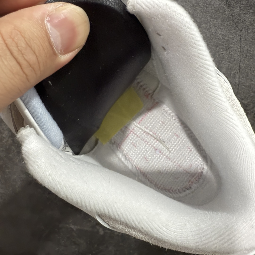 图片[9]-【纯原JS版本】Air Jordan 3 Retro \”Lucky Shorts\” AJ3 乔3幸运短裤 北卡蓝 CT8532-101  全套原纸板楦头开发 原厂大底磨具加持立体防滑纹理 原装可视Air Sole气垫 原汁原味最完美的三代版型 唯一正确鞋头趴度弧度高度鞋身腰线 原厂TPU后跟饰片 正确内里反口里网布 皮料菱角分明不变形无多余毛边 广东原厂zp同批次手工大底描漆拉丝 市场唯一原厂鞋扣模具 原厂织唛标 原厂飞人电绣工艺 尾指中部跳三针 独家绑鞋带手法 印刷中底布 四线拉帮 米色美纹纸贴合固定 进口港宝加持 后跟自然饱满 全鞋荧光划线卡点 追求极致完美 每一双都是工艺品 多重QC质检 超越公司货的品控标准 实实在在的免检产品 尺码：40-48.5-选品中心