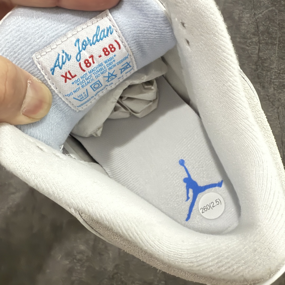 图片[7]-【纯原JS版本】Air Jordan 3 Retro \”Lucky Shorts\” AJ3 乔3幸运短裤 北卡蓝 CT8532-101  全套原纸板楦头开发 原厂大底磨具加持立体防滑纹理 原装可视Air Sole气垫 原汁原味最完美的三代版型 唯一正确鞋头趴度弧度高度鞋身腰线 原厂TPU后跟饰片 正确内里反口里网布 皮料菱角分明不变形无多余毛边 广东原厂zp同批次手工大底描漆拉丝 市场唯一原厂鞋扣模具 原厂织唛标 原厂飞人电绣工艺 尾指中部跳三针 独家绑鞋带手法 印刷中底布 四线拉帮 米色美纹纸贴合固定 进口港宝加持 后跟自然饱满 全鞋荧光划线卡点 追求极致完美 每一双都是工艺品 多重QC质检 超越公司货的品控标准 实实在在的免检产品 尺码：40-48.5-选品中心