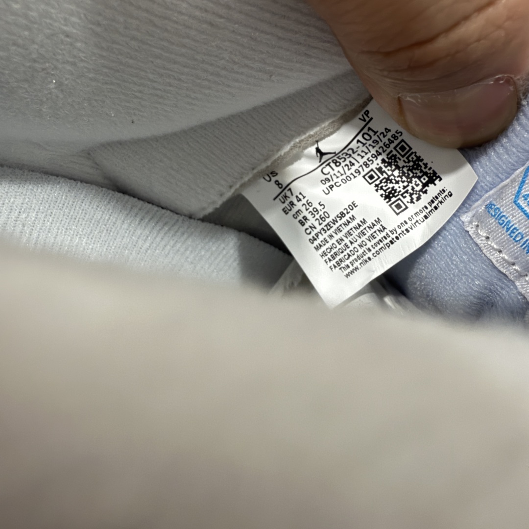 图片[8]-【纯原JS版本】Air Jordan 3 Retro \”Lucky Shorts\” AJ3 乔3幸运短裤 北卡蓝 CT8532-101  全套原纸板楦头开发 原厂大底磨具加持立体防滑纹理 原装可视Air Sole气垫 原汁原味最完美的三代版型 唯一正确鞋头趴度弧度高度鞋身腰线 原厂TPU后跟饰片 正确内里反口里网布 皮料菱角分明不变形无多余毛边 广东原厂zp同批次手工大底描漆拉丝 市场唯一原厂鞋扣模具 原厂织唛标 原厂飞人电绣工艺 尾指中部跳三针 独家绑鞋带手法 印刷中底布 四线拉帮 米色美纹纸贴合固定 进口港宝加持 后跟自然饱满 全鞋荧光划线卡点 追求极致完美 每一双都是工艺品 多重QC质检 超越公司货的品控标准 实实在在的免检产品 尺码：40-48.5-选品中心