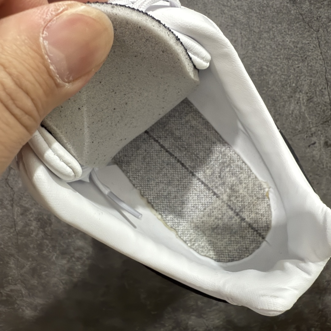 图片[8]-【Top纯原版】彪马PUMA Speedcat Archive Speed Cat系列美拉德风 舒适百搭 防滑耐磨 低帮 生活休闲鞋 男女同款 白黑皮面 401603-02 目前市场最优版本 无论是版型 细节 烫金走线 完全碾压市场任意版本 欢迎对比🆚 工厂耗时3个月开发 原装档案原数据纸版楦型 采用固色翻毛皮鞋面材质(正确二次成型\’猛帮\’成型工艺🆚区别市面版本!!) 外置原数据开发轻量耐磨橡胶大底💪🏻 全球知名运动品牌PUMA宝马赛车系列 融合了宝马车队的标志性配色 以趣味十足又前卫复古的设计引领潮流 将赛道精神融入街头时尚 开启前卫竞速之旅 主打前卫复古风 Roma鞋款的鞋侧以复古的流线造型 缀以宝马经典Logo 巧妙吸睛 而Speedcat鞋款以亮眼三色条纹元素缀以舒适鞋面 赋予了独特的个性美学 演绎赛车的无尽能量 尺码：36-45-选品中心