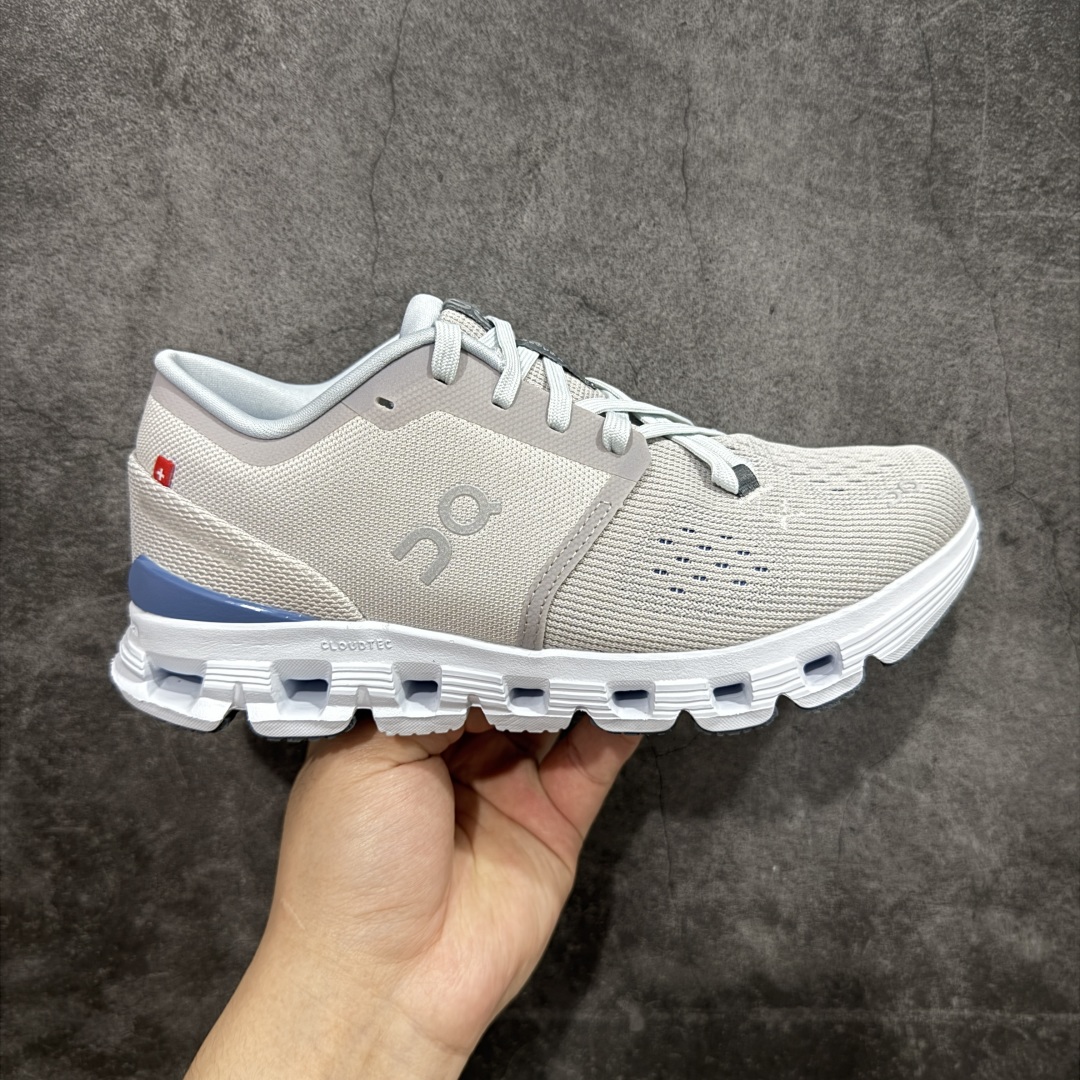 【PE版本】瑞士运动品牌 昂跑 ON Running Cloud X 4 克劳德X4系列低帮轻量舒适休闲运动鞋 On 昂跑 Cloud X 4 综合体能训练 休闲跑鞋。新一代跑练结合多功能跑鞋 Cloud X 4 延续轻量脚感且灵活反馈的同时提高贴合度和透气性;沿袭ON的专业跑鞋科技,旨在应对深蹲、弓箭步、间歇性、波比跳……等各类健身锻炼运动! 尺码:36 36.5 37.5 38 38.5 39 40 40.5 41 42 42.5 43 44 45 46-选品中心