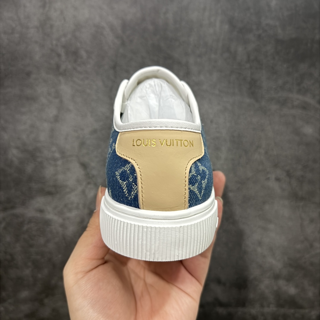 图片[4]-【广东纯原版本】LV 2025ss最新Lagoon系列 丹宁牛仔布 压花 休闲鞋 帆布鞋 这款Lagoon 运动鞋取材，法国顶级高奢品牌 为经典设计注入复古气息。Louis Vuitton 路易威登春夏 -面料：原版进口定制头层牛皮 -内里垫脚：透气布 -底厚：2.5cm -鞋底：防滑TPU材质 配件抽屉礼盒 防尘布袋 身份卡 采用软质粒面头层牛革拼接制成鞋面材质 高密度电脑车线工艺 小牛真皮内里贴附PU超软脚感乳胶鞋垫 尺码：35 36 37 38 39 40-选品中心