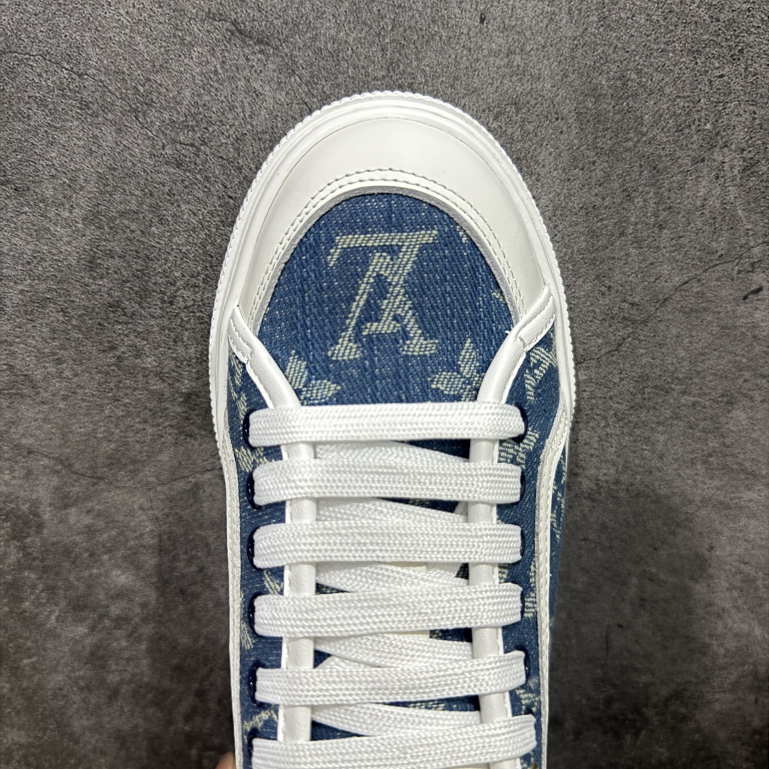 图片[5]-【广东纯原版本】LV 2025ss最新Lagoon系列 丹宁牛仔布 压花 休闲鞋 帆布鞋 这款Lagoon 运动鞋取材，法国顶级高奢品牌 为经典设计注入复古气息。Louis Vuitton 路易威登春夏 -面料：原版进口定制头层牛皮 -内里垫脚：透气布 -底厚：2.5cm -鞋底：防滑TPU材质 配件抽屉礼盒 防尘布袋 身份卡 采用软质粒面头层牛革拼接制成鞋面材质 高密度电脑车线工艺 小牛真皮内里贴附PU超软脚感乳胶鞋垫 尺码：35 36 37 38 39 40-选品中心