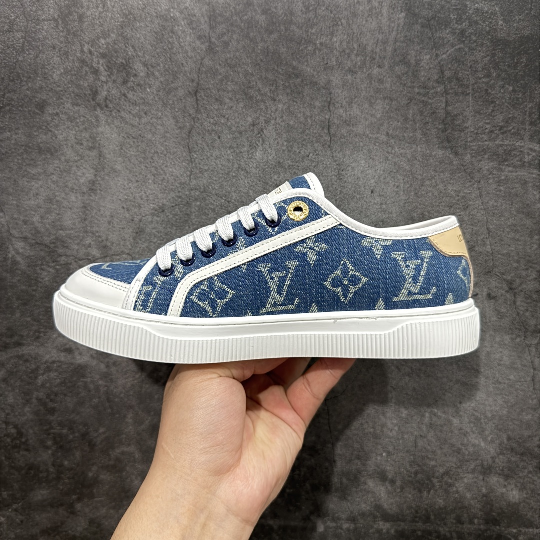 图片[2]-【广东纯原版本】LV 2025ss最新Lagoon系列 丹宁牛仔布 压花 休闲鞋 帆布鞋 这款Lagoon 运动鞋取材，法国顶级高奢品牌 为经典设计注入复古气息。Louis Vuitton 路易威登春夏 -面料：原版进口定制头层牛皮 -内里垫脚：透气布 -底厚：2.5cm -鞋底：防滑TPU材质 配件抽屉礼盒 防尘布袋 身份卡 采用软质粒面头层牛革拼接制成鞋面材质 高密度电脑车线工艺 小牛真皮内里贴附PU超软脚感乳胶鞋垫 尺码：35 36 37 38 39 40-选品中心