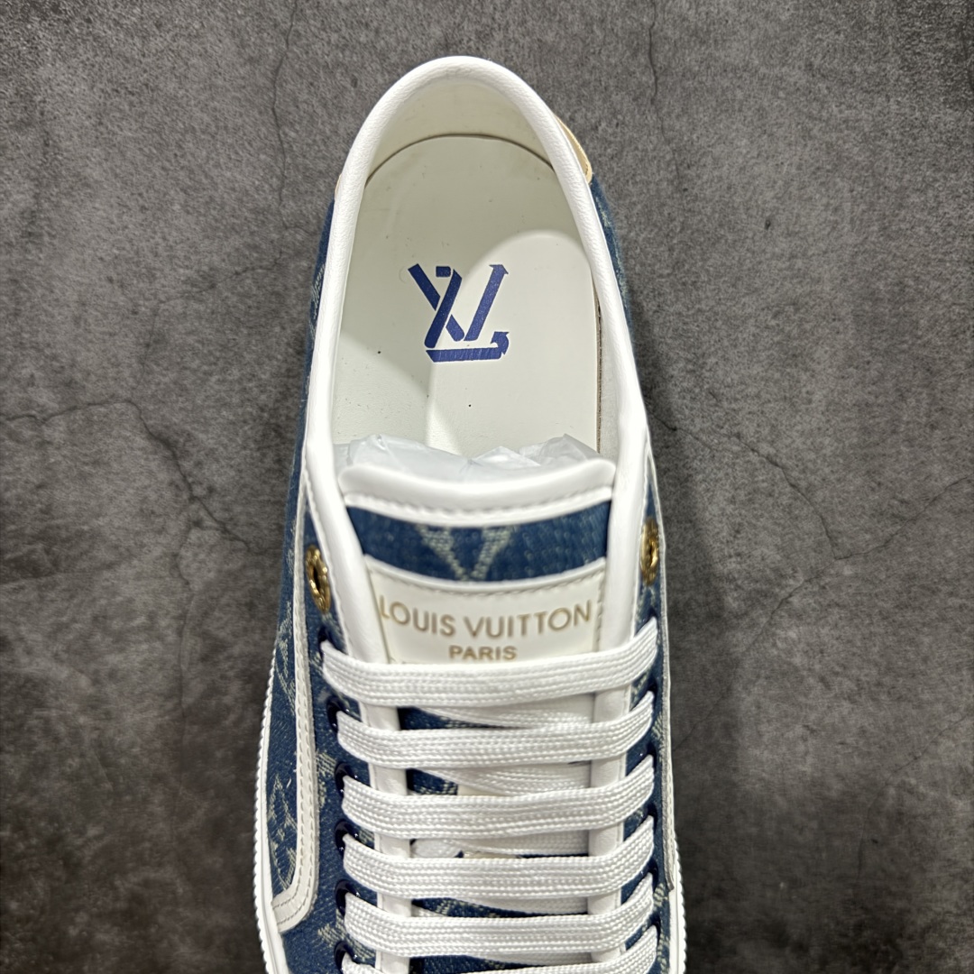 图片[8]-【广东纯原版本】LV 2025ss最新Lagoon系列 丹宁牛仔布 压花 休闲鞋 帆布鞋 这款Lagoon 运动鞋取材，法国顶级高奢品牌 为经典设计注入复古气息。Louis Vuitton 路易威登春夏 -面料：原版进口定制头层牛皮 -内里垫脚：透气布 -底厚：2.5cm -鞋底：防滑TPU材质 配件抽屉礼盒 防尘布袋 身份卡 采用软质粒面头层牛革拼接制成鞋面材质 高密度电脑车线工艺 小牛真皮内里贴附PU超软脚感乳胶鞋垫 尺码：35 36 37 38 39 40-选品中心